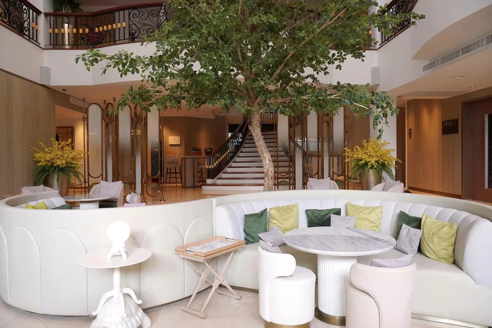 ภายในตัวอาคารตกแต่งแบบโมเดิร์นโดยมี The Lounge เป็นเคาน์เตอร์บาร์สำหรับชงเครื่องดื่มให้กับผู้ที่สนใจ