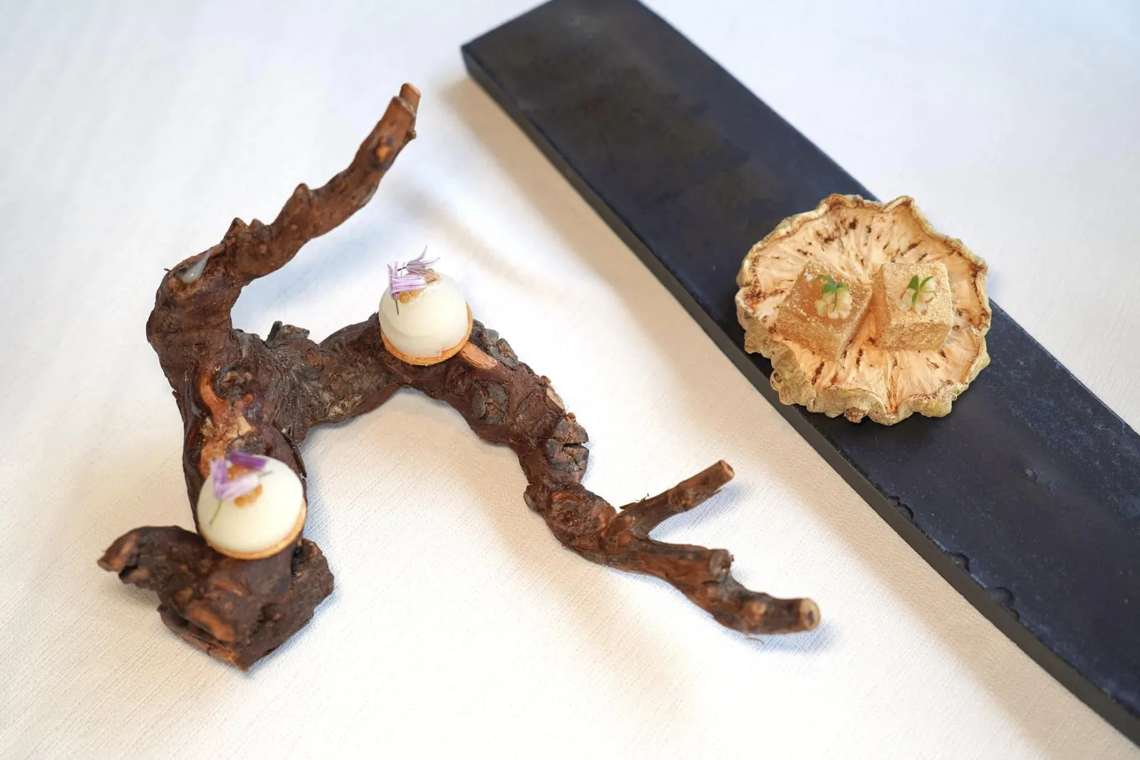 Amuse-boucheถัดมาคือ Tartelette ขนาดจิ๋วจับคู่มากับความกรอบของ Daikon Radish ด้านในมีครีมที่ Infused ด้วยอโรมาของดอกไม้จากสวน ด้านบนคือดอกหอมและดอก Elderflower และเมล็ดมัสตาร์ดเพียงเล็กน้อย ข้าง ๆ กันคือผักเซเลอรี่เสิร์ฟมาในลักษณะของ Pâte de Fruits ให้รสชาติหวานนิด ๆ และเนื้อสัมผัสที่เคี้ยวง่ายจนเกือบละลายในปาก (17/20)