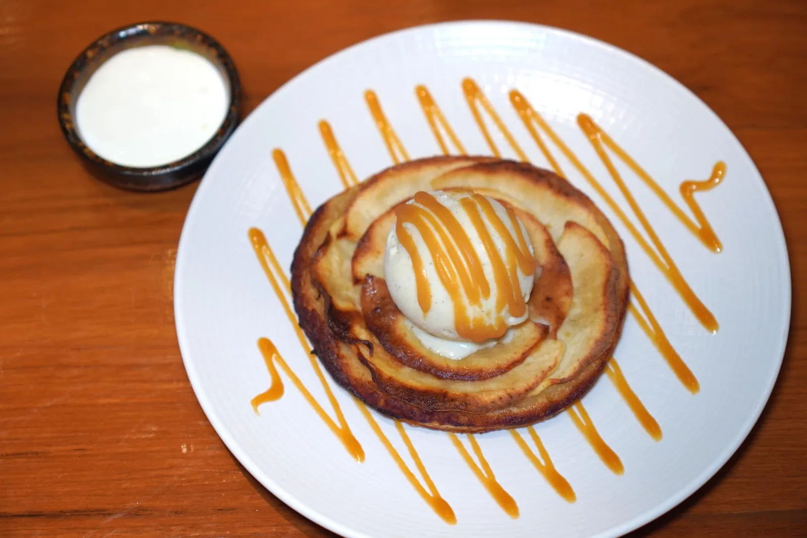 THIN AND CRISPY APPLE TART (250++)Crème Fraîche, Vanilla Ice Cream,Salted Caramelแป้งพัฟแพสทรี่บางกรอบจับคู่มากับแอปเปิ้ลและไอศกรีมวานิลลา จากนั้นราดด้วย Salted Caramel เพื่อตัดรสกัน สุดท้ายคือ Crème Fraîche ที่คอยเติมแต่งรสชาติเปรี้ยวนิด ๆ ให้กับทุกองค์ประกอบได้ดี (13/20)
