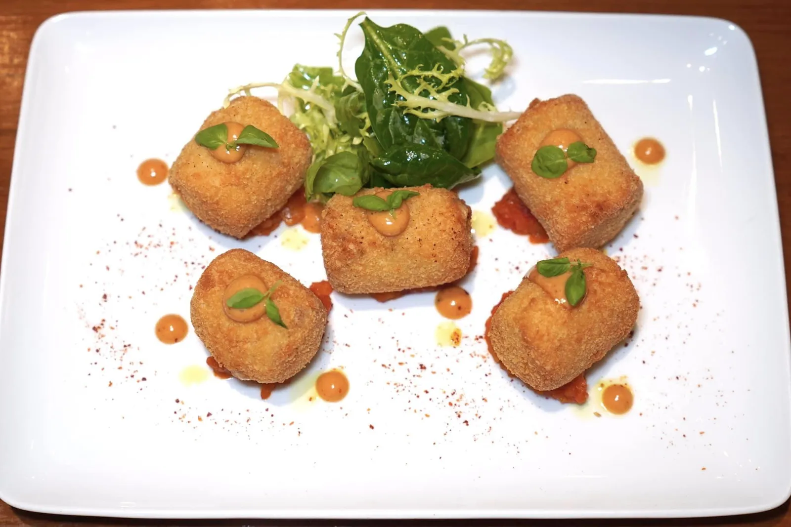 IBERICO HAM CROQUETTES (250++)Tomato Compote, Chipotle Mayonnaiseเริ่มต้นมื้ออาหารด้วยโครเก็ตสีเหลืองทองอร่าม ทั้งยังมีผิวบางกรอบ ด้านในสอดไส้ครีมแฮมอิเบริโก้และซอส Béchamel เชฟเลือกที่จะใส่ต้นหอมและพริก Espalette ลงไปเติมแต่งกลิ่นด้วย ด้านบนท็อปด้วยซอสมายองเนสที่มีสีส้มมาจากพริก Chipotle นั่นเอง (13/20)
