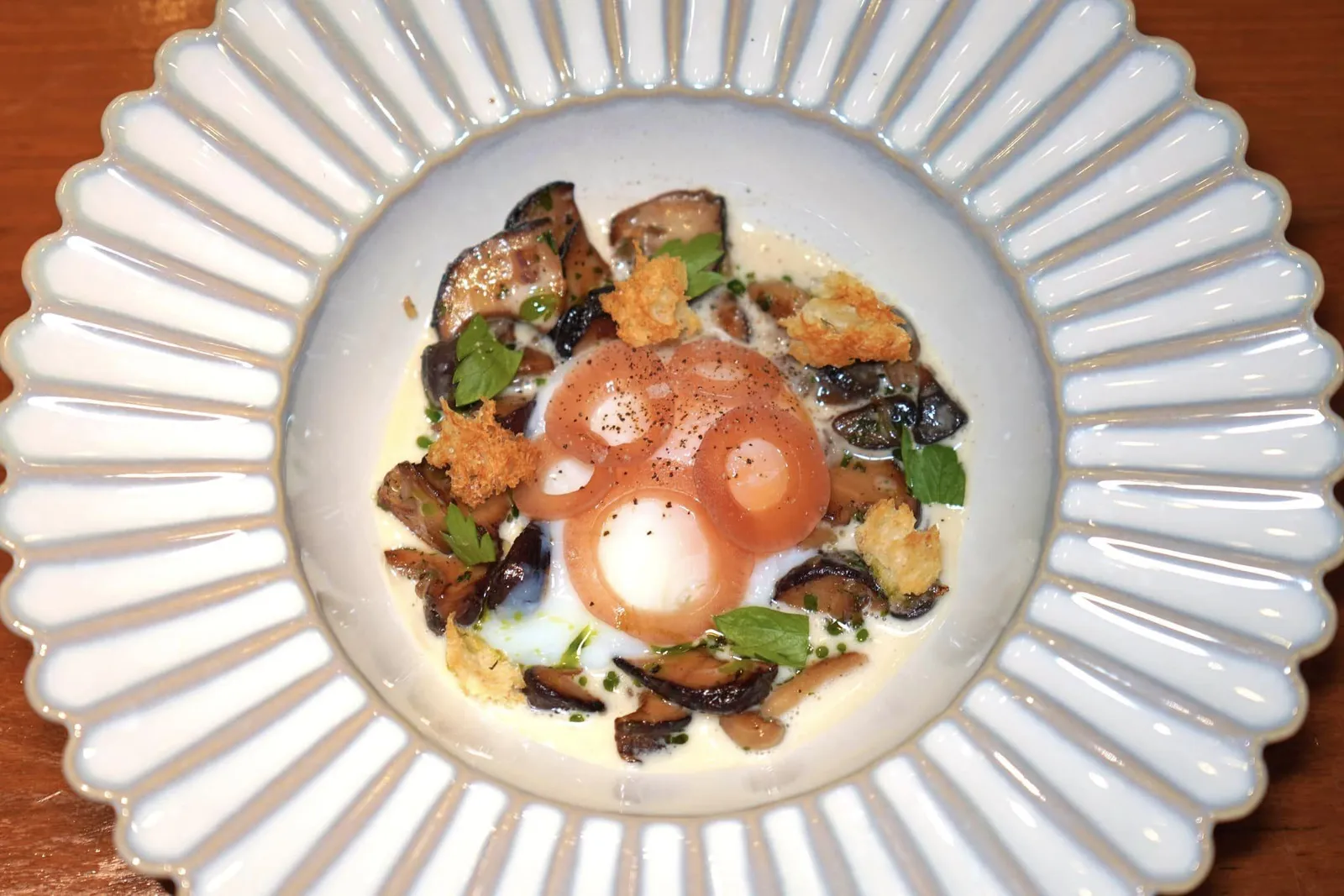 SLOW-COOKED EGG (390++)Mushrooms, Albufeira Sauceไข่ไก่ที่ผ่านความร้อนที่อุณหภูมิ 62 องศาเซลเซียสนาน 1 ชั่วโมงจนได้เนื้อสัมผัสที่ครีมมี่กำลังพอเหมาะ เชฟใส่ครูตองมาเพื่อสร้างความกรอบและใส่เห็ดมาเพื่อสร้างความนุ่มหนึบ จากนั้นจบด้วยการใส่ Albufeira Sauce ลงไป (13/20)