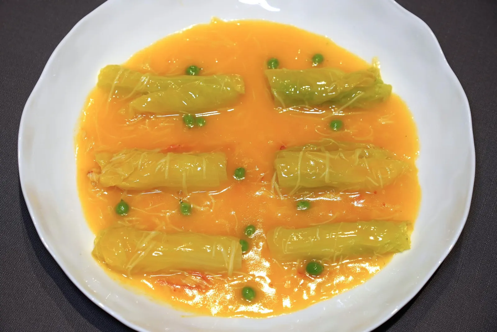蟹肉黄金白菜卷 (58 CNY+)GOLDEN CHINESE CABBAGE ROLL WITH CRAB MEATเชฟนำกะหล่ำปลีที่ผ่านการคัดมาอย่างดีม้วนพันห่อกับเนื้อปูให้ความหวานที่มีมิติและเนื้อสัมผัสที่เกือบจะละลายไปในปาก รอบ ๆ คือซอสไข่เค็มสีเหลืองนวลให้รสชาติที่ละมุนลิ้น (16/20)