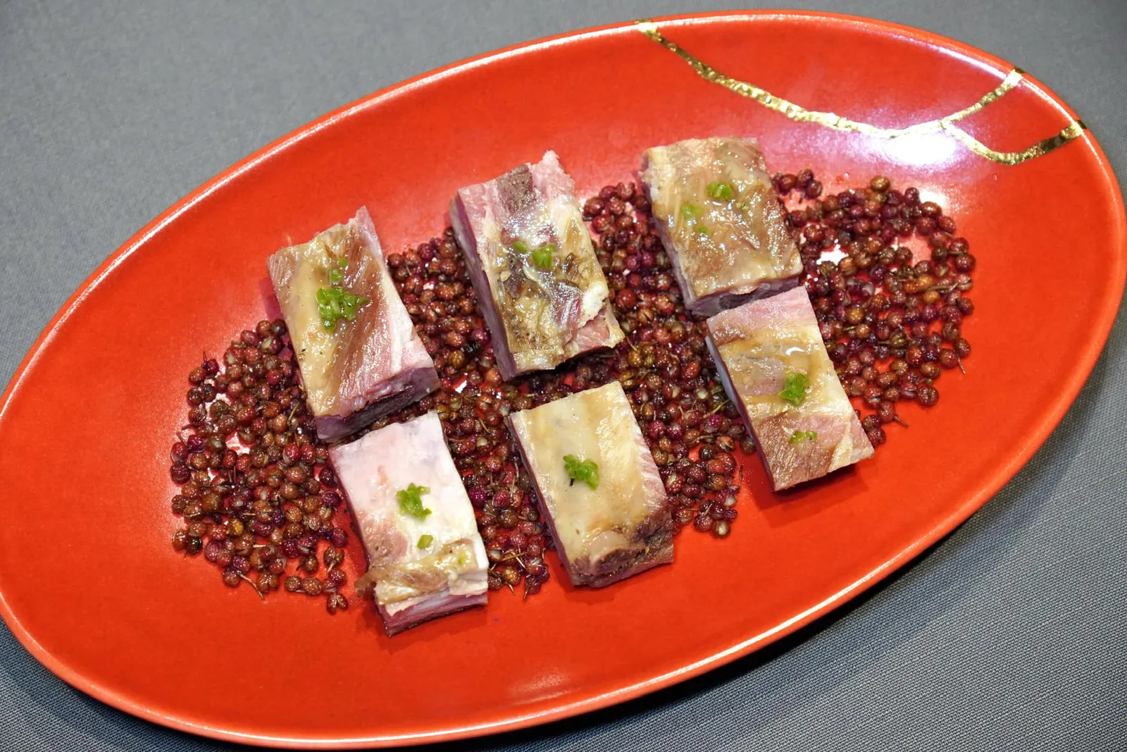 花椒烟香风吹排骨 (6件) (69 CNY+)SMOKED PORK RIBS WITH SICHUAN PEPPERCORNซี่โครงหมูที่ผ่านการรมควันมาอย่างดีเสิร์ฟมาบนพริกเสฉวนที่รับประมานได้ให้ความกรอบและเปรี้ยวรวมไปถึงอโรมาเฉพาะตัว (15/20)