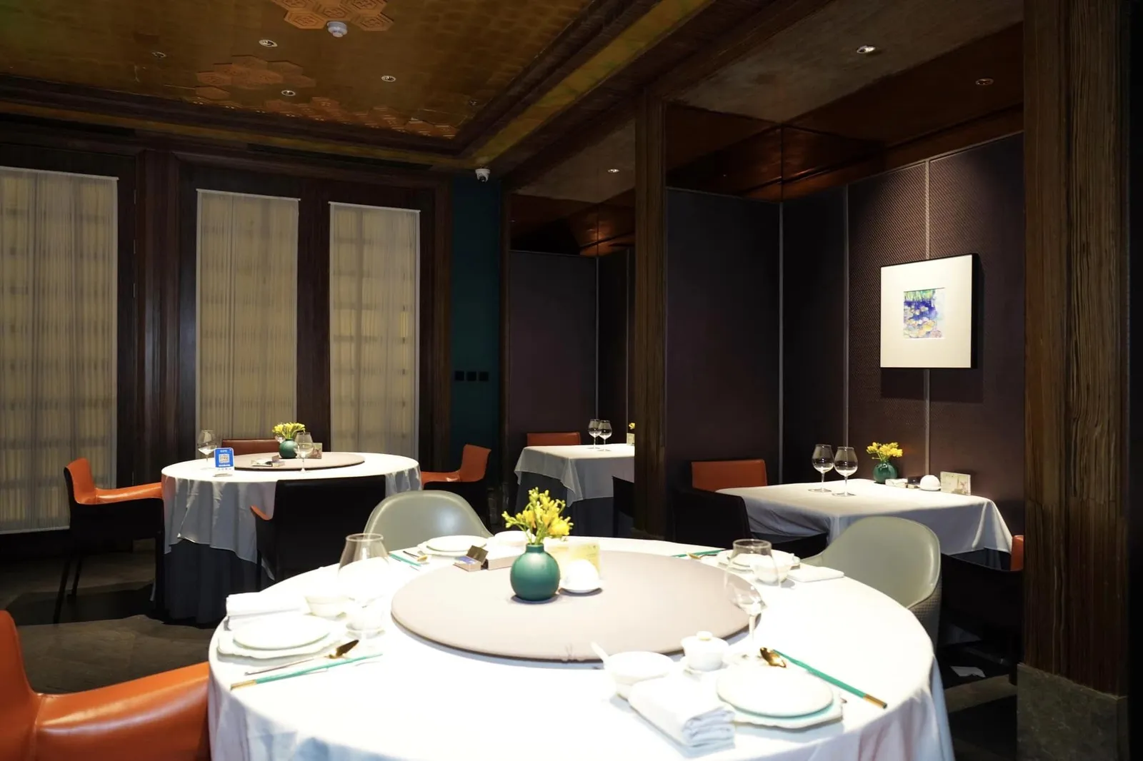 หลังจากคว้ารางวัล 🌟 1 MICHELIN Star มาครองได้สำเร็จในปี 2022 ห้องอาหารเรือธงของเขาได้กลายมาเป็นที่รู้จักของเหล่านักชิมชาวจีนและผู้ที่หลงไหลอาหารจีนจากทั่วโลก