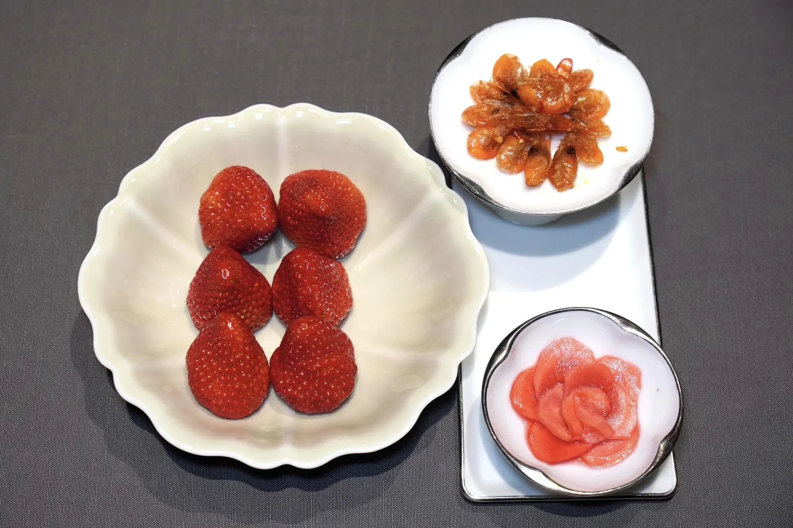ทางร้านจะต้อนรับลูกค้าด้วยสตรอว์เบอร์รี่ลูกโต กุ้งแห้ง และเทอนิปส์ดอง