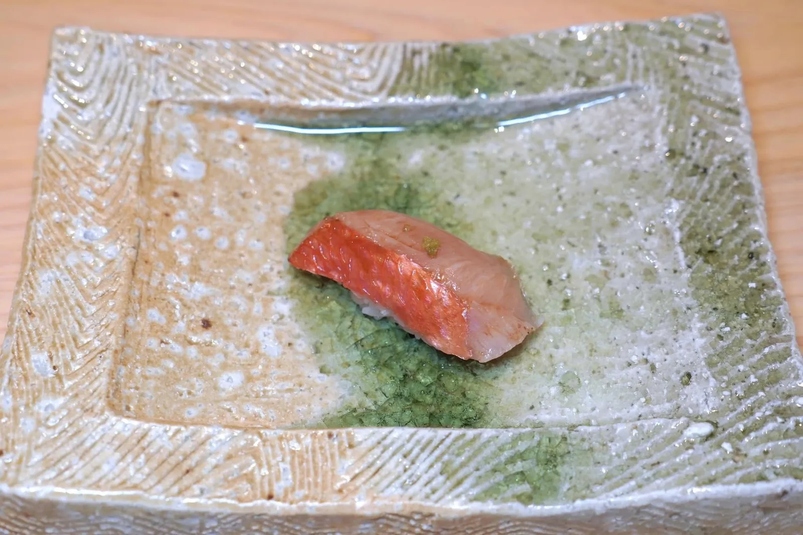 Kinmedaiถัดมาคือคินเมะไดหรือปลากะพงแดงญี่ปุ่นซึ่งเป็นหนึ่งในนิงิริซูชิที่ทุกคนชื่นชอบ (14/20)