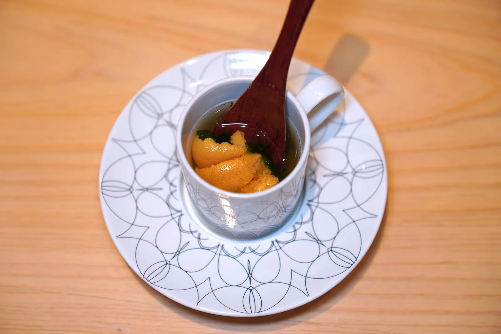 Uni Soupถัดมาเป็น Uni Soup หรือซุปเบาท้องเตรียมมาจากน้ำสต๊อกสาหร่ายคอมบุ จากนั้นเสิร์ฟมาร้อน ๆ ด้านในคือบาฟุนอูนิสุดครีมมี่และสาหร่ายช่วยเพิ่มอุมามิก่อนเข้าสู่คำถัดไป (16/20)