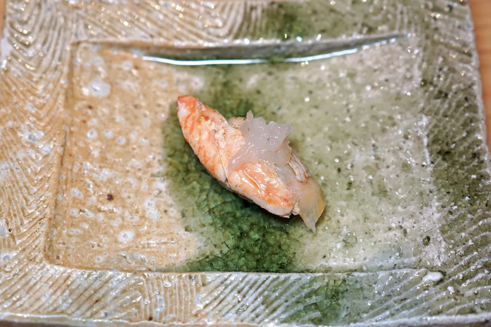 Shiro Ebi/Kegani/Tsubugaiนิงิริซูชิคำนี้มีวัตถุดิบอันโดดเด่นถึง 3 อย่างรวมเข้าไว้ด้วยกันนั่นก็คือชิโระเอบิหรือกุ้งขาวญี่ปุ่น เคกานิหรือปูขน และหอยซุบุไก (13/20)