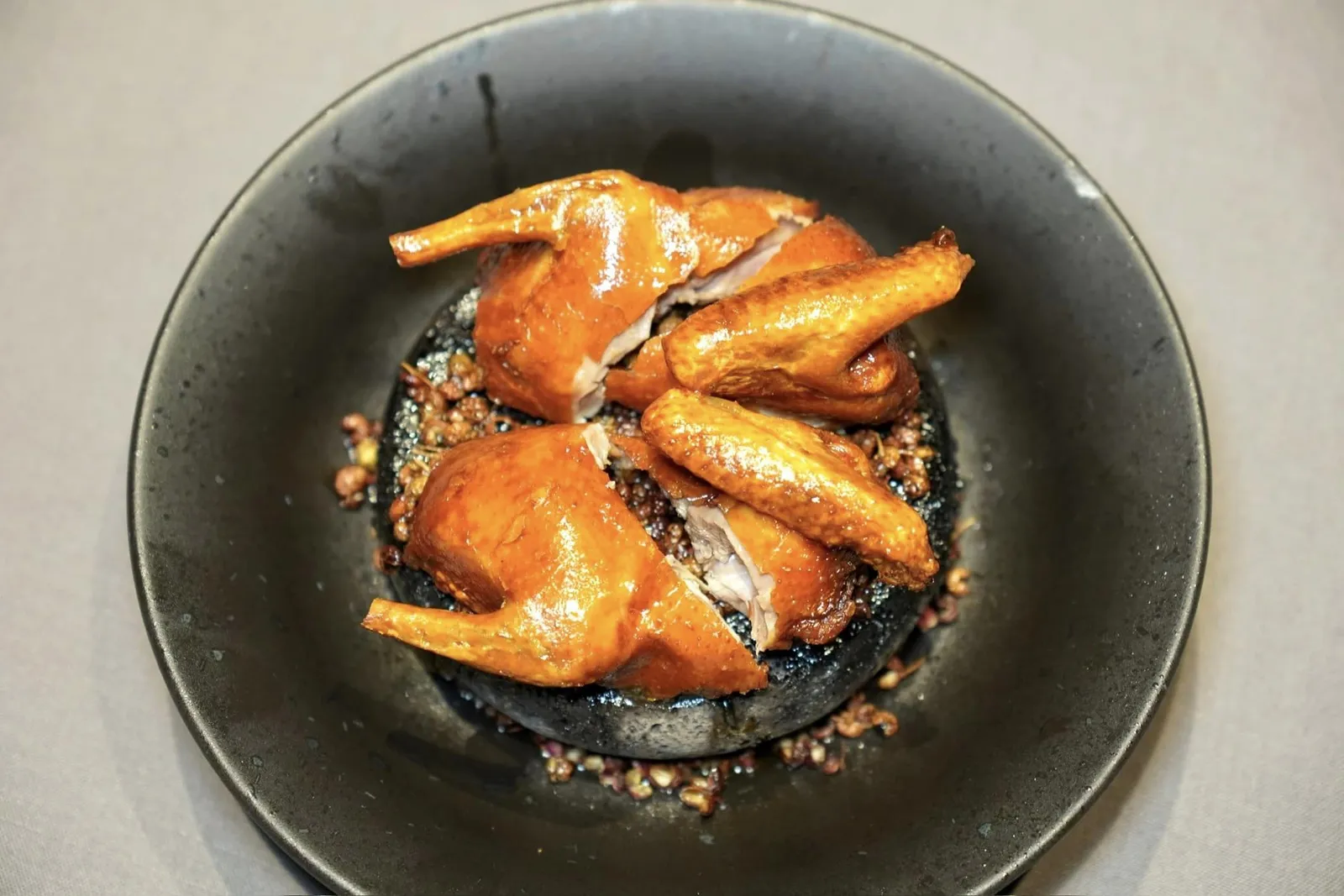 汉源贡椒带汁乳鸽 (49 CNY+/Half)CRISPY PIGEON SCENTED WITH SICHUAN PEPPERCORNอีกหนึ่งเมนูเด็ดประจำร้านคือนกพิราบที่เสิร์ฟมาแบบหนังบางกรอบในขณะที่เนื้อด้านในยังคงนุ่มและฉ่ำ จุดเด่นคืออาโรม่าอันหอมหวนของพริกเสฉวนกลืนกันไปกับกลิ่นเฉพาะตัวของนกพิราบได้อย่างน่าทึ่ง (15/20)