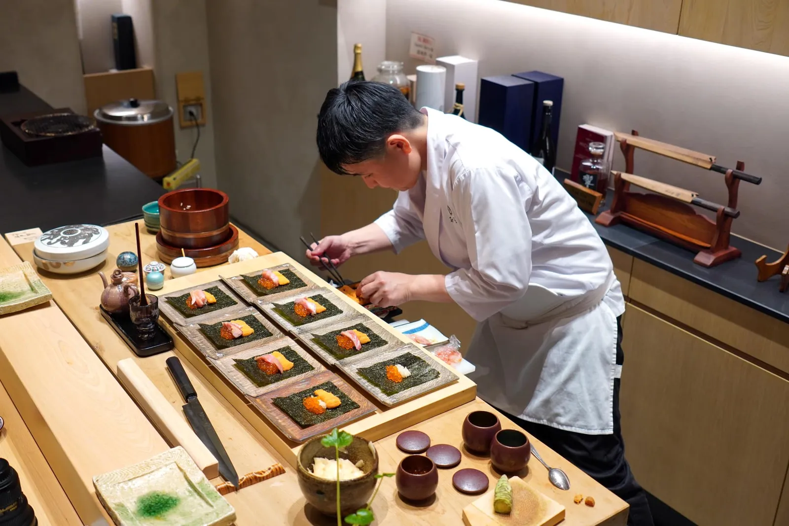 Maki Sushiเชฟ Seiji Sudo กำลังจัดเตรียมอาหารคอร์สถัดไป (15/20)