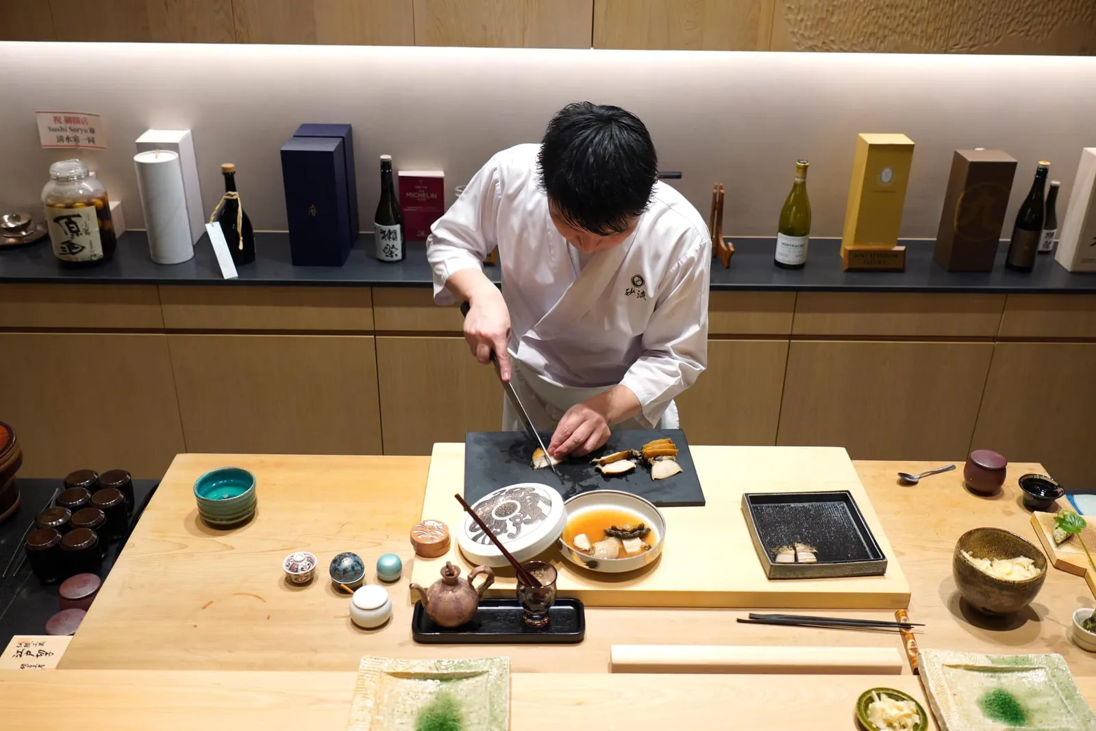 🎗 Sushi Saryu เป็นหนึ่งในร้านซูชิเพียงไม่กี่แห่งที่มีชื่อเข้าไปติดอยู่ในคู่มือ MICHELIN Guide ฉบับประเทศไทย