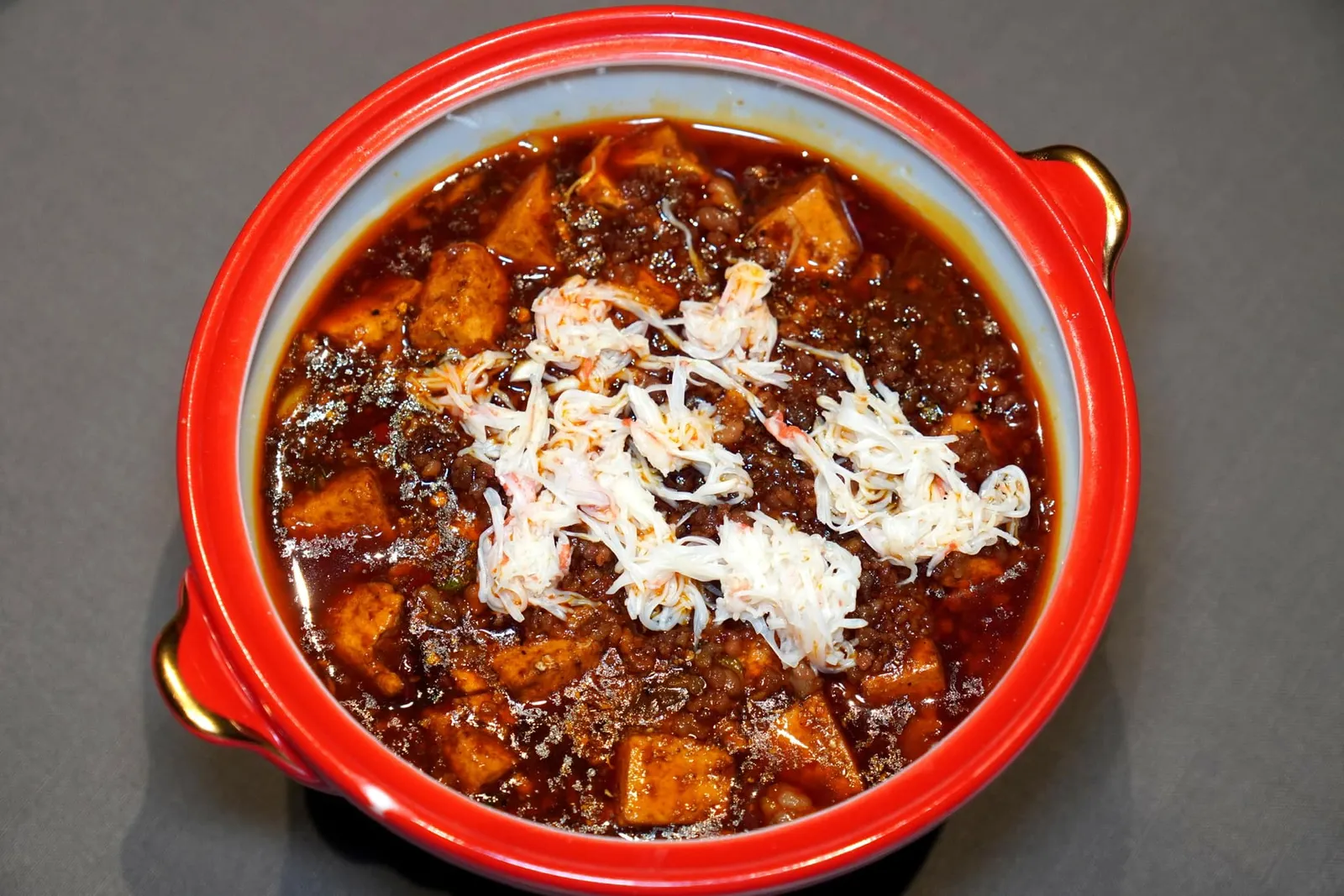 麻婆豆腐松叶蟹 (128 CNY+)MAPO TOFU BRAISED WITH PINE CRABแน่นอนว่ามาชิมห้องอาหารเสฉวนต้องไม่พลาดที่จะลองจากเมนูโดยทางร้านนำเสนอชิ้นเต้าหู้ที่ให้เนื้อสัมผัสนุ่มละมุนราวกับผ้าไหมมาในน้ำซอสเนื้อสัตว์รสชาติเข้มข้นมีครบทั้งความหอมมันเค็มและเผ็ด ด้านบนท็อปด้วยเนื้อปูฉีกให้ความหวานจากธรรมชาติมาช่วยบาลานซ์รสชาติของ Mapo Tofu ได้อย่างลงตัว (15/20)