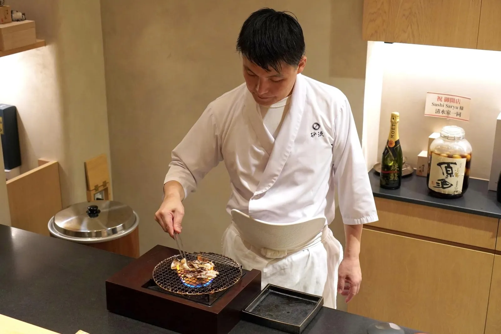 เชฟ Seiji Sudo นั้นมีประสบการณ์เคยทำงานในร้านซูชิระดับสูงมาแล้วหลายแห่งไม่ว่าจะเป็น Sushi Ginza Onodera ที่ประเทศญี่ปุ่นต่อด้วยร้าน Suchi Ichi (🌟 1 MICHELIN Star) ที่สิงคโปร์ หลังจากนั้นเชฟได้เดินทางมายังประเทศไทยและเคยรับงานให้กับร้าน Sushi Tama (Selected by MICHELIN Guide) ซึ่งได้รับความนิยมจากเหล่านักชิมเป็นอย่างมาก เชฟ Seiji Sudo จะเสิร์ฟคอร์สอาหารแบบ Omakase (8,000++) ให้กับลูกค้า 6 ท่านเพียง 1 รอบต่อวัน (หรือมากที่สุด 8 ท่านสำหรับผู้ที่ปิดรอบส่วนตัว) เริ่มต้นที่เวลา 18.00 น. ต่อเนื่องไปจนจบคอร์ส