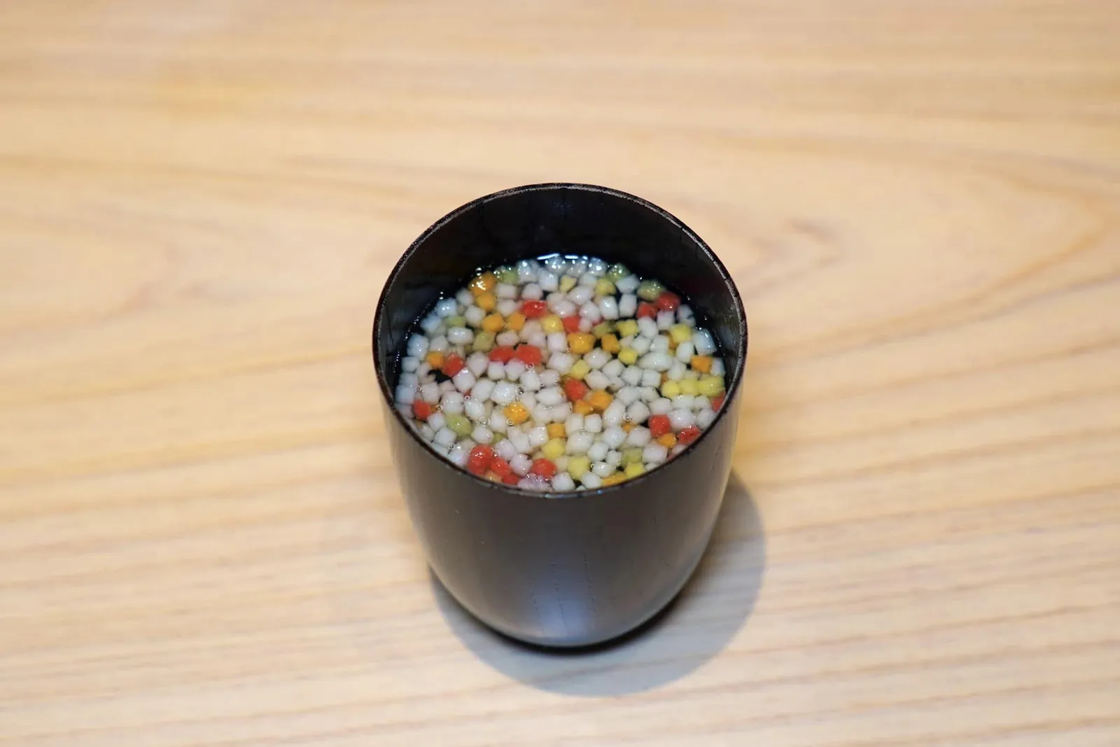 Sushi Soupเชฟเสิร์ฟซุปร้อน ๆ ที่มี Kasugodai Maki หรือ ข้าวห่อสาหร่ายเนื้อลูกปลากะพงใส่มาด้วย ส่วนด้านบนท็อปด้วยข้าวพองญี่ปุ่นเคี้ยวกรอบ (15/20)
