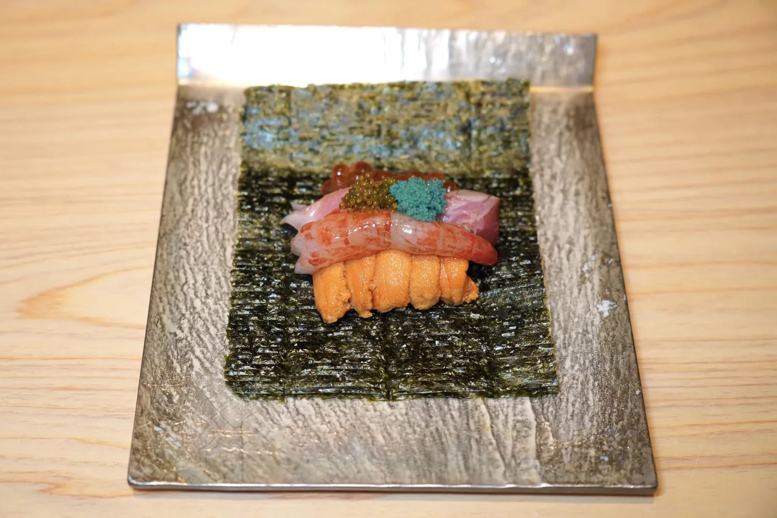 Maki Sushiปิดท้ายด้วยมากิที่ประกอบขึ้นจากสุดยอดวัตถุดิบพรีเมี่ยมอย่างเช่นชูโทโร่, อิคุระ, อูนิ, กุ้งชิมะ, ไข่กุ้งชิมะ และไข่กุ้งโบตัน ก่อนจะห่อด้วยสาหร่ายเป็นอันพร้อมชิม (15/20)