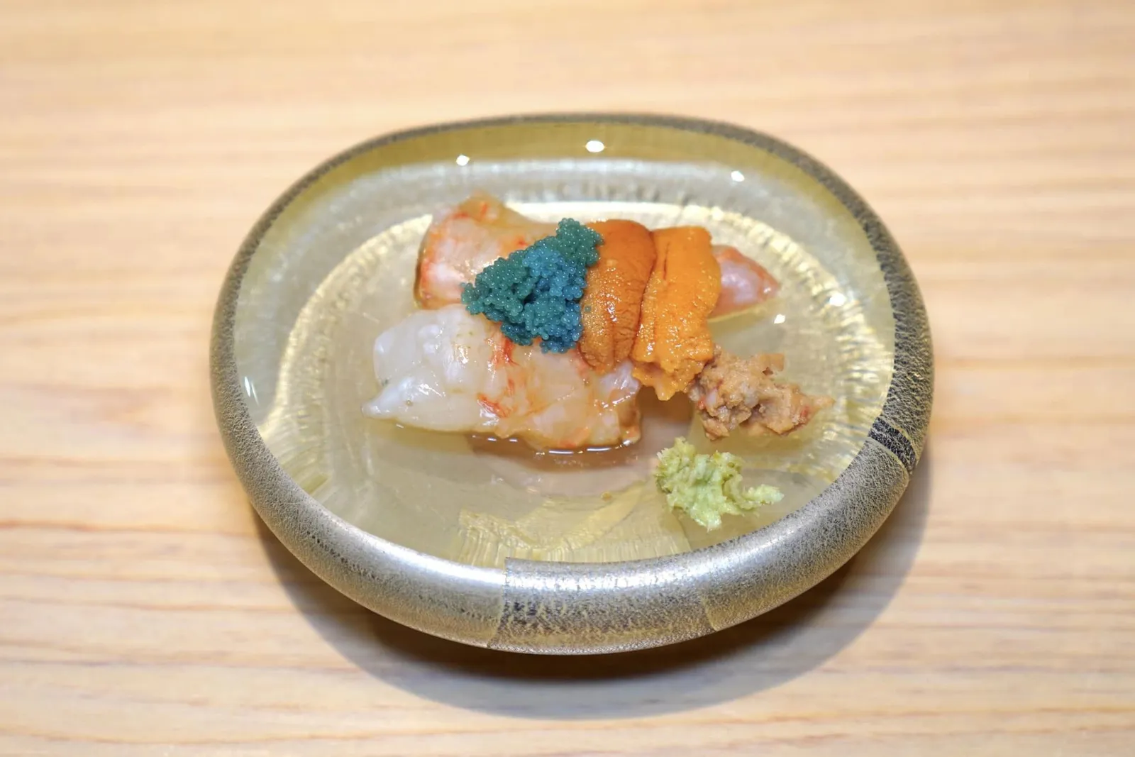 Botan Ebiกุ้งโบตันเนื้อหวานจากธรรมชาติเสิร์ฟมาคู่กันกับมันกุ้งและไข่กุ้งซึ่งมีสีเขียวโดดเด่นเป็นเอกลักษณ์ ยังมีอูนิช่วยเชื่อมมิติทางเนื้อสัมผัสของกุ้งแต่ละส่วนเข้าด้วยกัน (15/20)