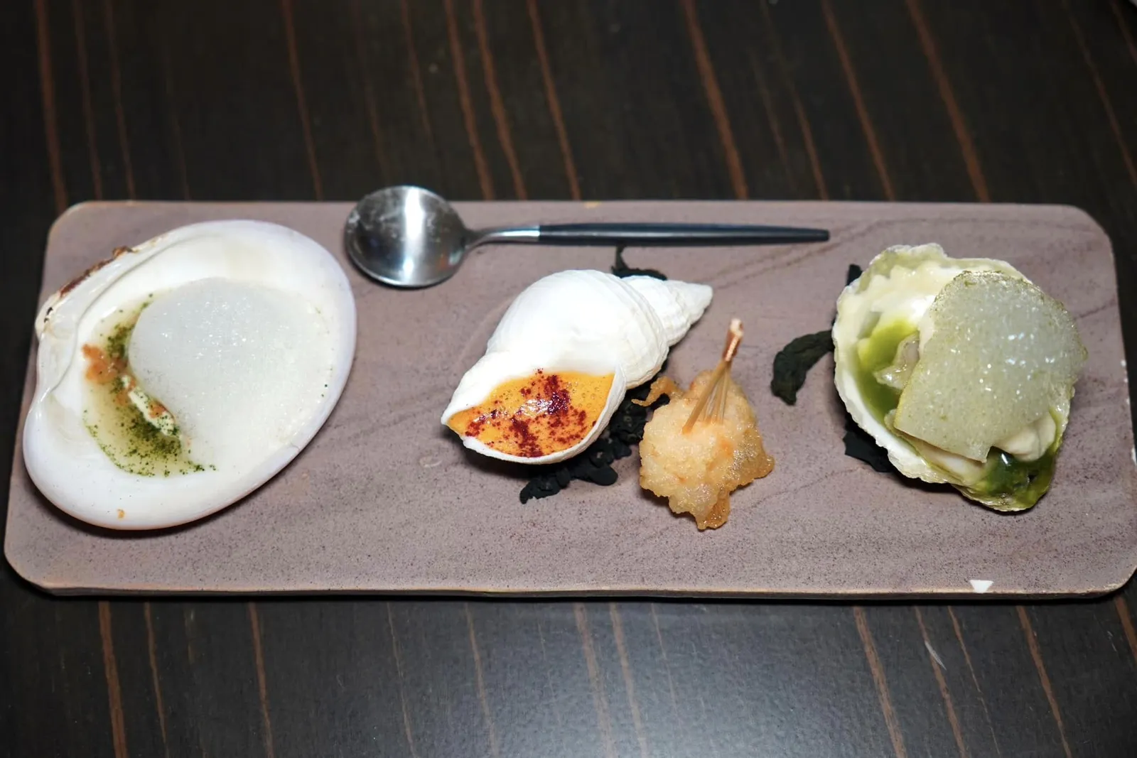 Amuse-boucheเริ่มต้นมื้ออาหารด้วยของว่าง 3 อย่างคือ Bulot หรือหอยทากทะเลมีเนื้อสัมผัสนุ่มกำลังพอดีจัยคู่กับครีม Mayonnaise รสเปรี้ยว ถัดมาคือกุ้ง Langoustine เสิร์ฟมาในลักษณะของซุปเบา ๆ ที่มีกลิ่นหอมของมันกุ้งในขณะที่อีกชิ้นหนึ่งเสิร์ฟมาเป็นเทมปุระที่ทอดมาได้ดีไร้ที่ติ สุดท้ายคือหอยนางรมจับคู่กับเหล้า Gin (17/20)