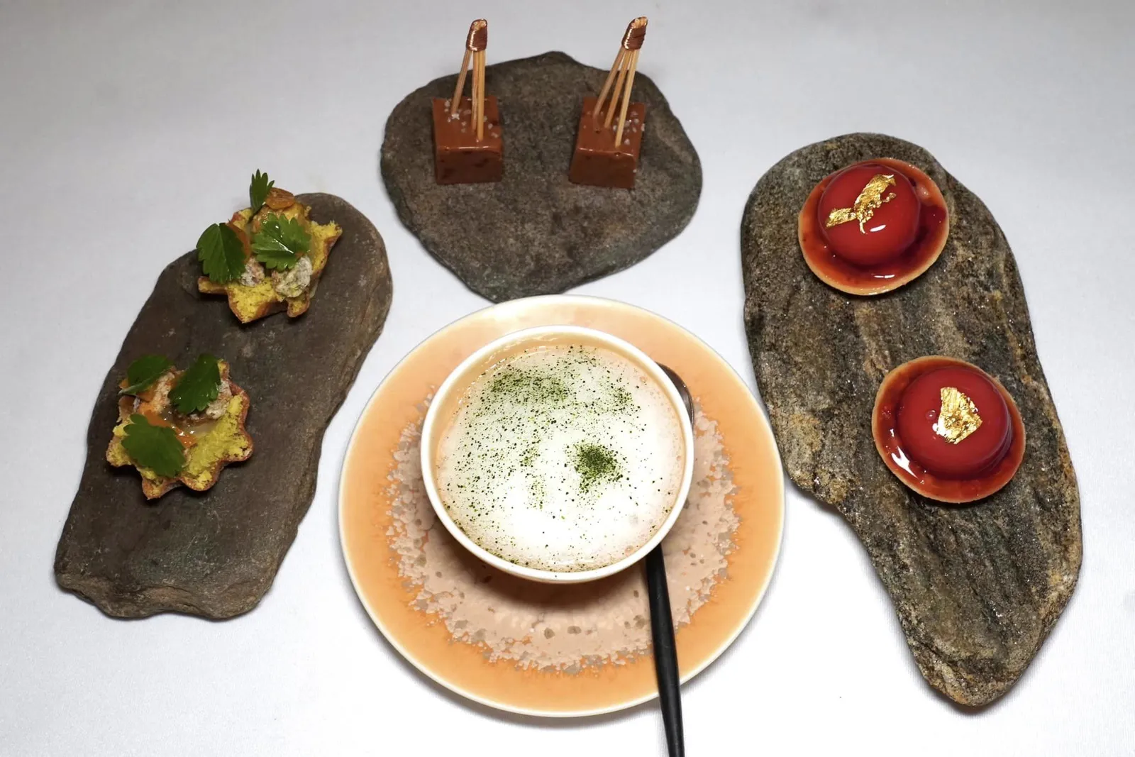 Petit-foursในถ้วยจิ๋วตรงกลางคือซอร์เบท์ที่ผสมผสานความเปรี้ยวของเลมอน ความสดชื่นของใบมินต์และเบซิล ถัดมาคือพายสตรอว์เบอร์รี่และน้ำส้มสายชู ด้านบนคือ Salted Caramel เค็ม ๆ หนึบ ๆ ก่อนจะปิดท้ายด้วยทาร์ตจิ๋วที่ผสานความหอมมันของ Pistachio เข้ากับความเปรี้ยวของส้ม