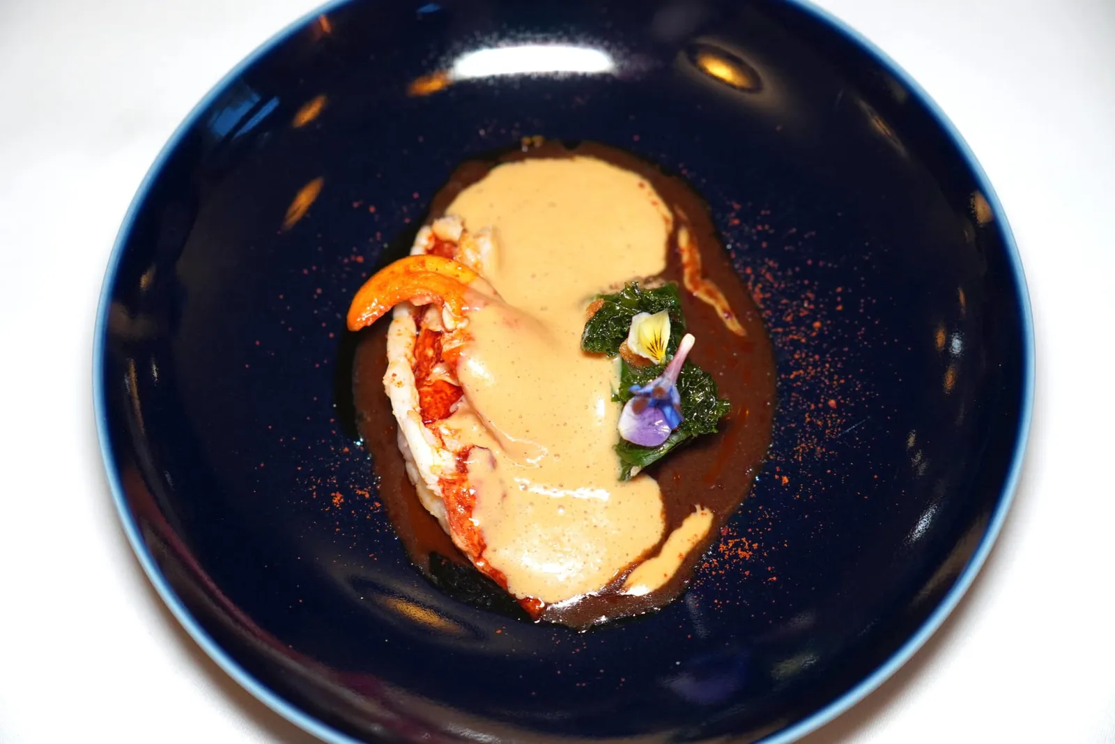 Brittany Lobster, lobster claws cannelloni, civet sauce. (+30 € for substitution)กุ้งล็อบสเตอร์เป็นหนึ่งในวัตถุดิบสำคัญของภูมิภาค Brittany ทางตอนเหนือของประเทศฝรั่งเศส เชฟนำไปย่างด้วยถ่านสไตล์บาบีคิวจนสุกและหอม ยังมีส่วนก้ามกุ้งใส่มาให้ด้วย รอบ ๆ คือซอสล็อบสเตอร์บิสก์เข้มข้นและซอสไวน์แดง (16/20)