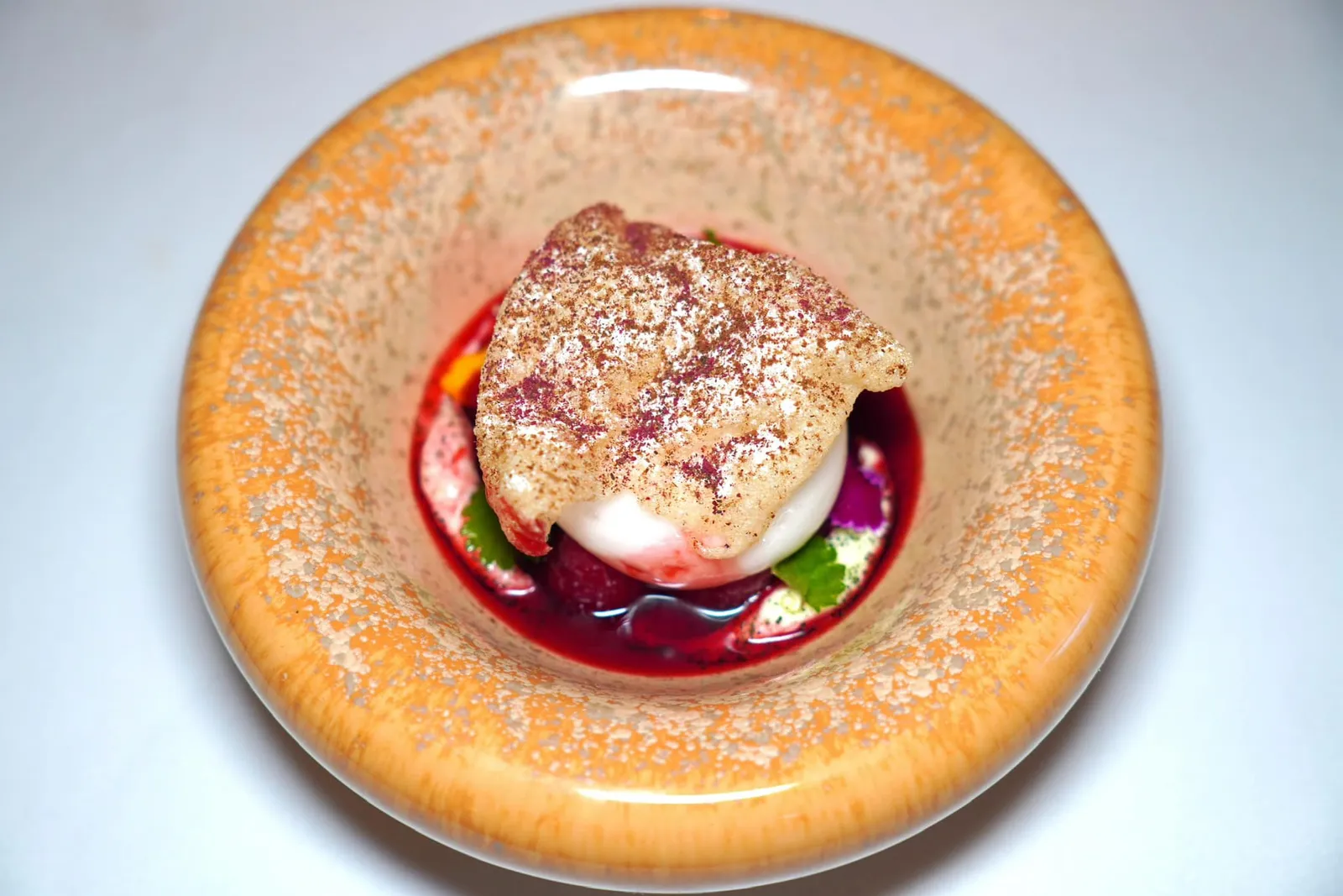Rapsberry with verbena, rice crackersของหวานในเซ็ตเมนูเป็นราสเบอร์รี่เสิร์ฟมาในหลากหลายรูปแบบที่แตกต่างกัน รสชาติแน่นอนว่ามีความเปรี้ยวนำ ทั้งยังมีความฉ่ำของผลราสเบอร์รี่และความหอมของเวอร์บีน่าอีกด้วย ด้านบนท็อปด้วยแผ่นข้าวเกรียบกรอบ ๆ ช่วยเพิ่มมิติทางเนื้อสัมผัส (16/20)