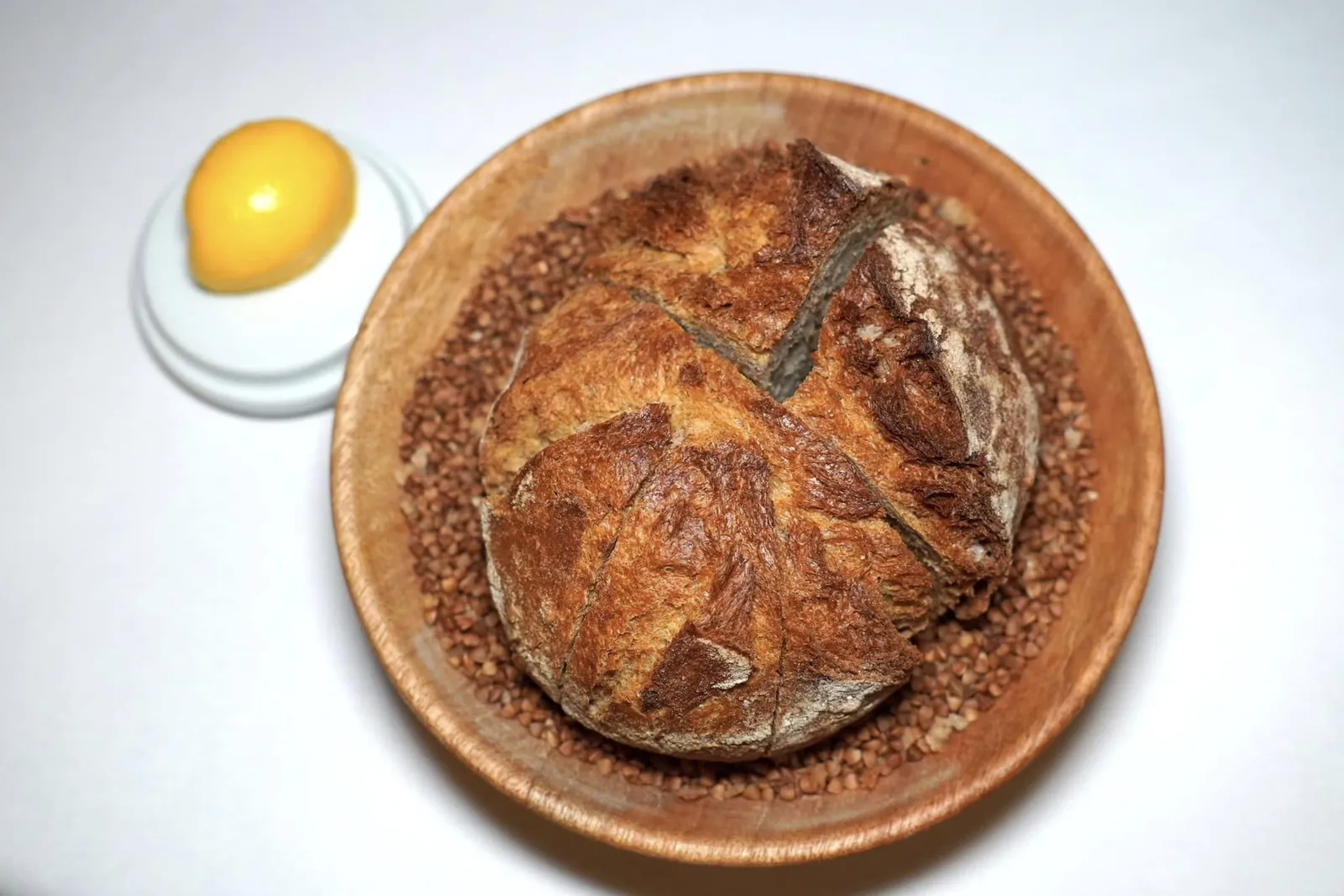 Bread and butterทางร้านเสิร์ฟขนมปังจากร้านเบเกอรี่ที่ตั้งอยู่ห่างออกไปจากตัวร้านเพียง 5 นาที ข้าง ๆ กันคทอเนยเค็มคุณภาพสูง