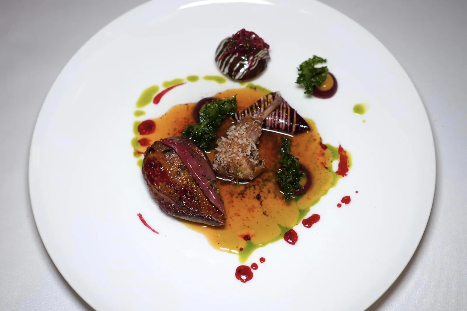 Roasted pigeon from Joël Poirier, gnocchi with offal, beetroot and pomegranateนกพิราบจากฟาร์มของคุณ Joël Poirier ซึ่งเป็นหนึ่งในฟาร์มที่คุณภาพสูงที่สุดในประเทศฝรั่งเศสเสิร์ฟมาที่ความสุกพอดีไร้ที่ติ หนังมีความกรอบ ไร้ซึ่งกลิ่นสาบ เนื้อมีความนุ่มและฉ่ำ ขานกมีความสู้ฟันเบา ๆ แต่ไม่เหนียว ยังมีเครื่องในนกพิราบที่สับรวมมาเป็นรูปแบบของ Gnocchi ไร้ซึ่งกลิ่นคาวเช่นกัน เชฟราดด้วยซอสที่ผ่านการเคี่ยวมาแบบไม่ข้นจนเกินไปตัดกันกับความเปรี้ยวของบีทรูทและทับทิมได้อย่างไร้ที่ติ (17/20)