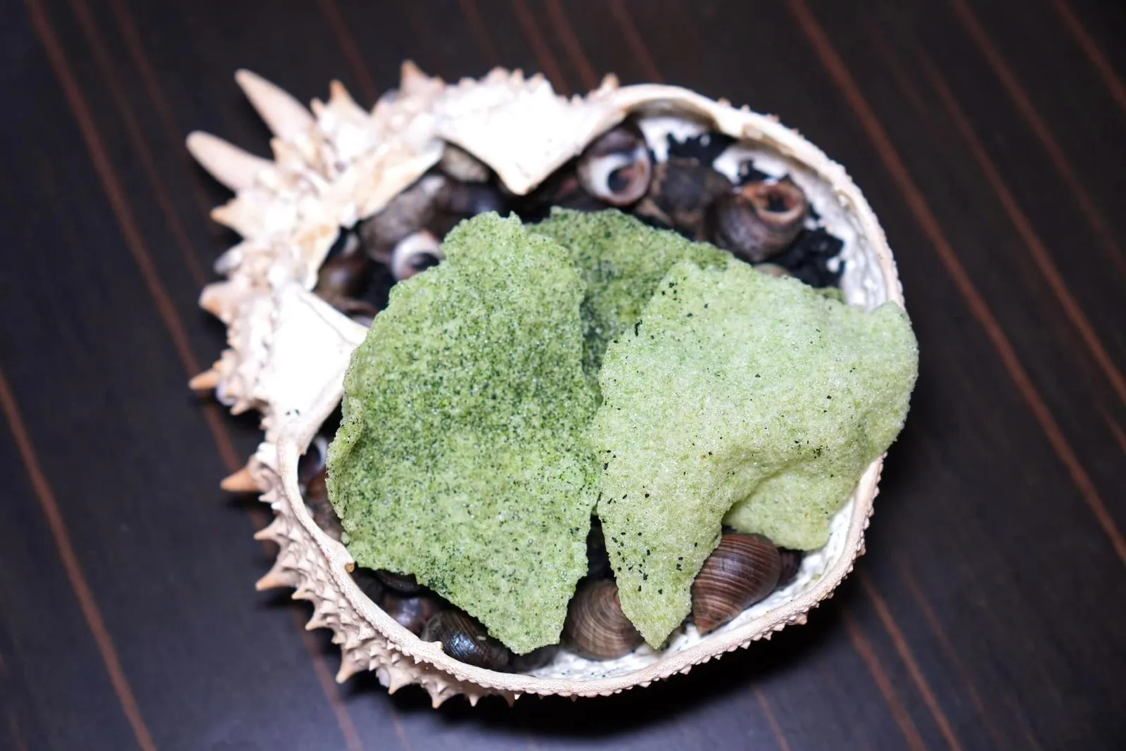 Crispy Seaweedระหว่างรออาหารพนักงานจะเสิร์ฟ Crispy Seaweed มาให้ชิมกันเพลิน ๆ