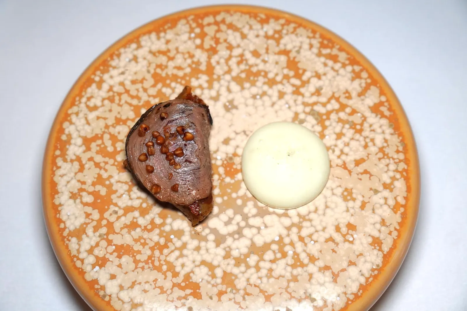 Buckwheat, potato, Guéméné andouille, buttermilk.เมื่อเคี้ยวไปจะพบกับรสชาติเค็มกลมกล่อมและกลิ่นหอมของการรมควัน เชฟตัดด้วยความกรอบของบัควีทและความเปรี้ยวของบัตเตอร์มิลค์ (15/20)