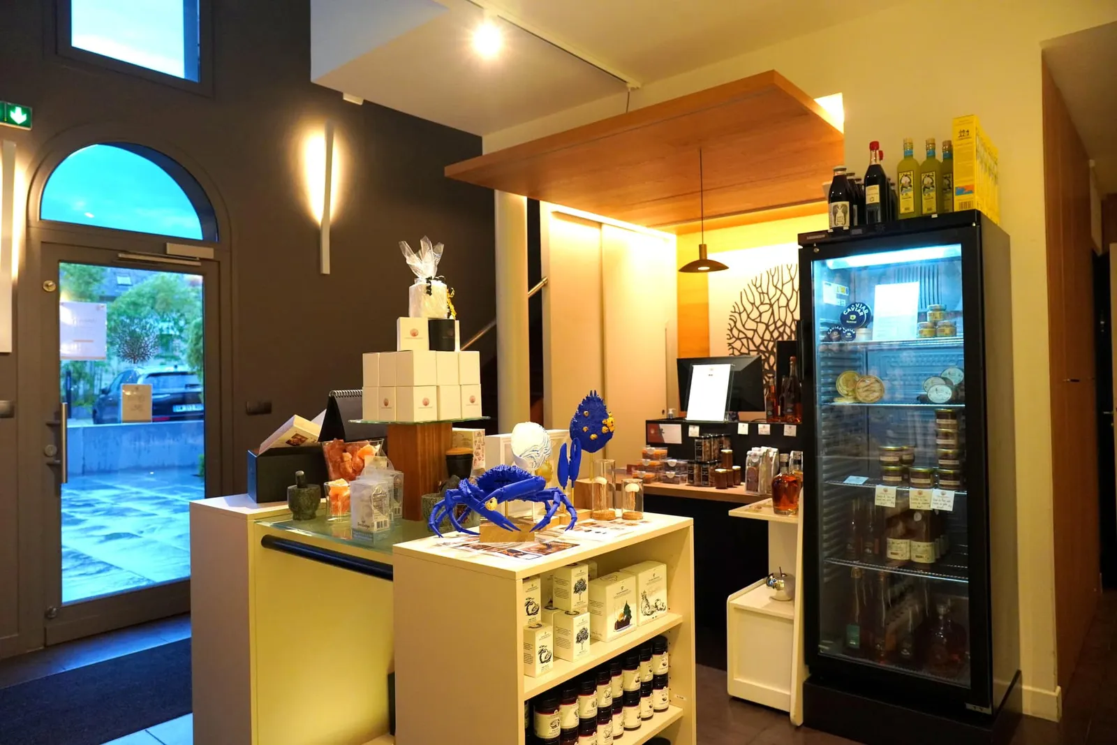 บริเวณหลังร้านมีจุดสำหรับจำหน่ายของที่ระลึกติดไม้ติดมือกลับบ้าน