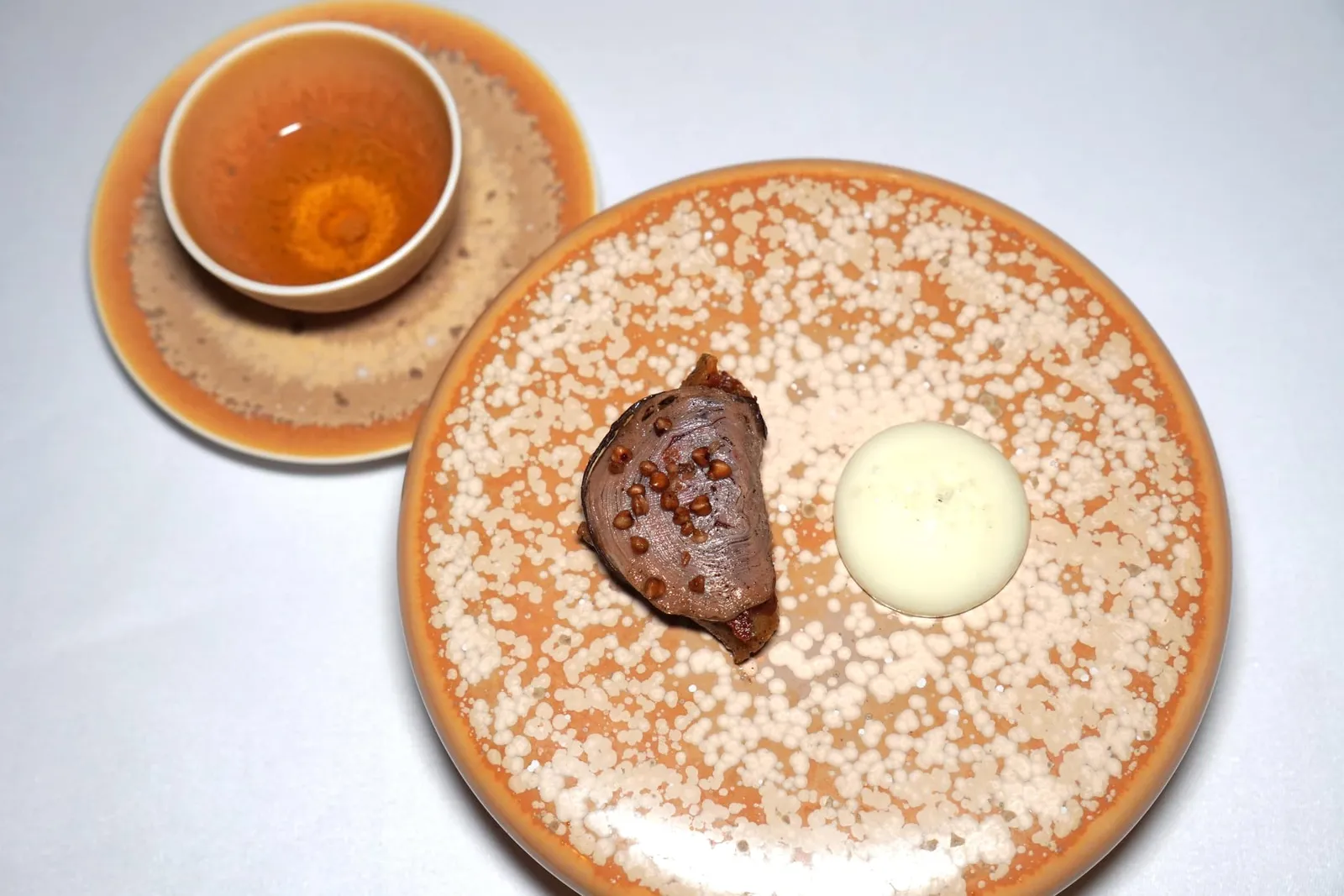 Buckwheat, potato, Guéméné andouille, buttermilk.Guéméné Andouille เป็นไส้กรอกแฮมหรือ Charcuterie Sausage ท้องถิ่นที่มีจุดเด่นคือวงหรือชั้นที่เกิดจากการใช้ไส้มาเป็นองค์ประกอบและให้เนื้อสัมผัสที่สู้ฟันพอประมาณ (15/20)