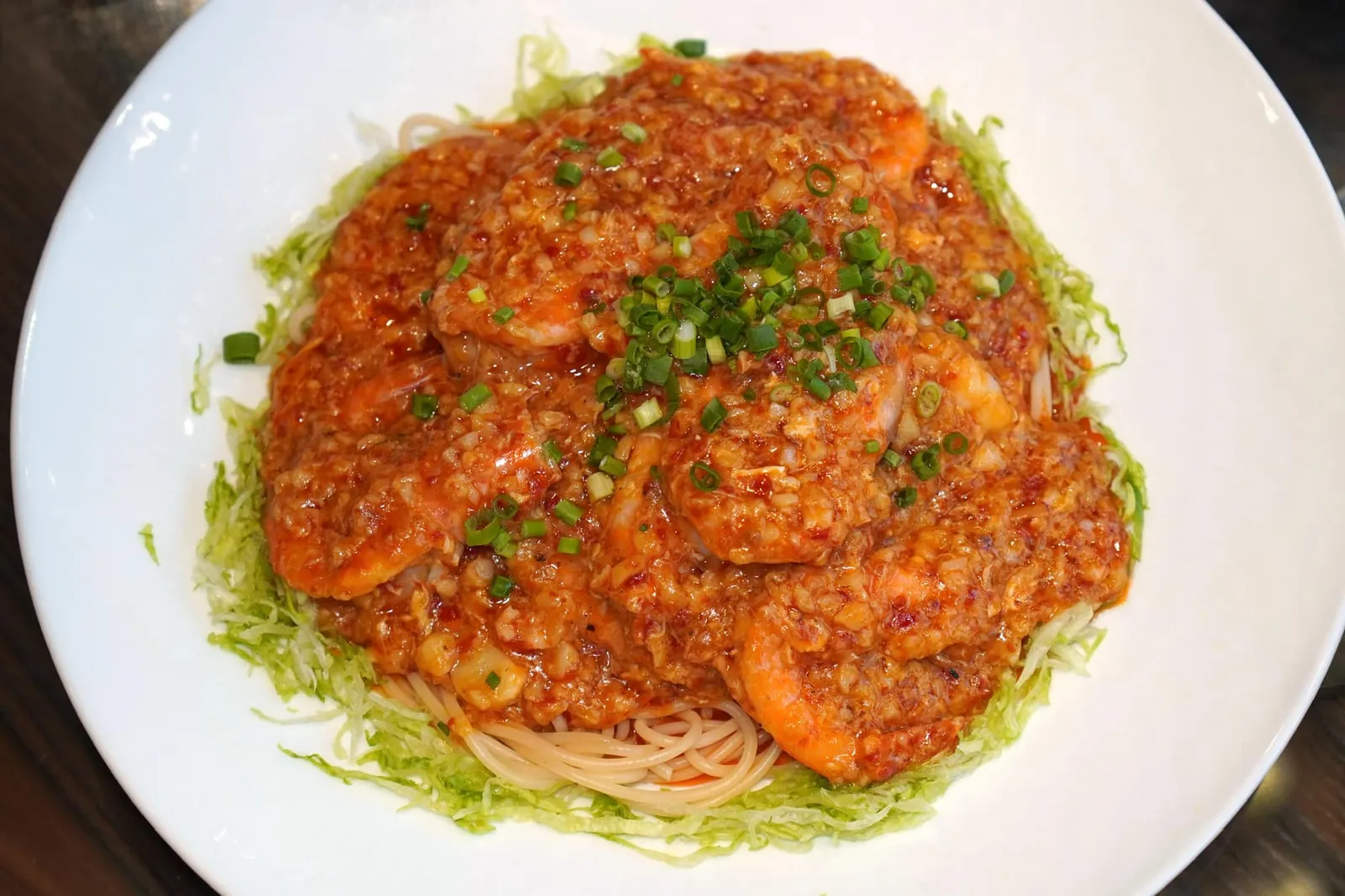 鱼香蛋酱虾 (小例) (138 CNY+)จานนี้ทางร้านตัดสินใจนำเสนอเมนูดั้งเดิมแต่ผสมผสานความร่วมสมัยลงไปด้วย กุ้งชิ้นโตผัดกับซอสรสชาติเค็มมันอร่อยมาก ๆ ด้านล่างรองด้วยเส้นพาสต้าสปาเก็ตตี้แบบแห้ง อย่างไรก็ตามตัวเส้นพาสต้าสุกเกินไปพอสมควร (13/20)