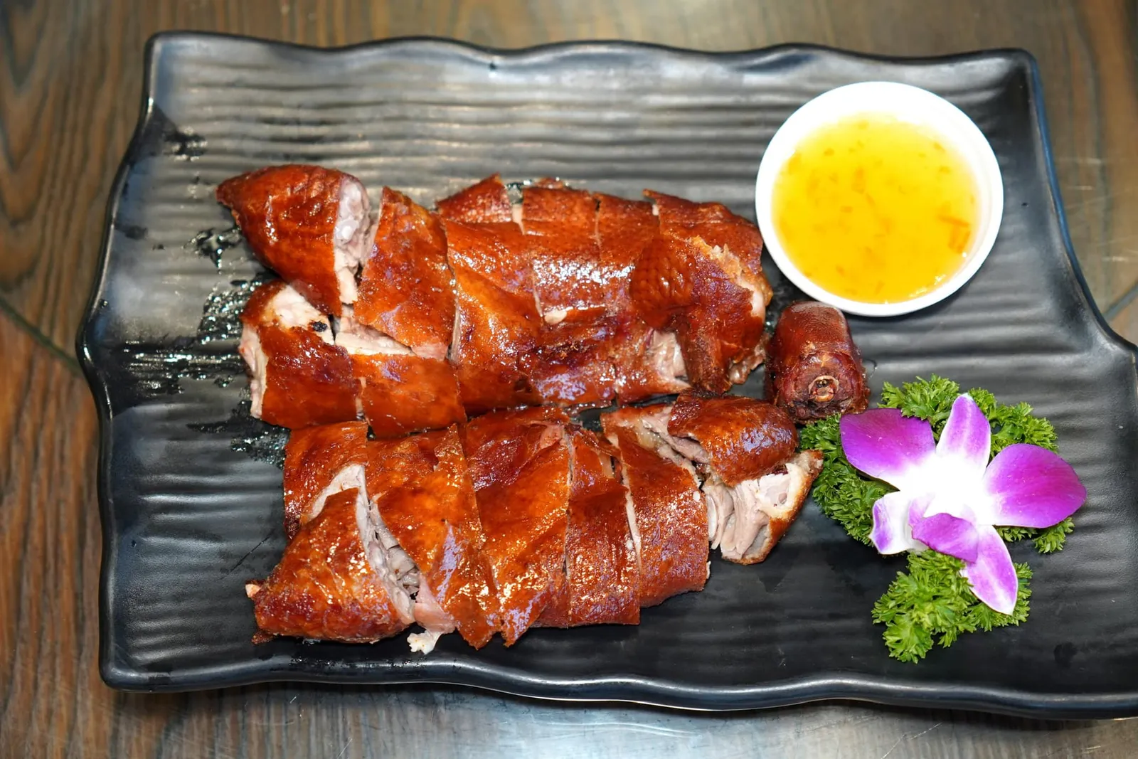 金牌烧鹅仔 (88 CNY+)เริ่มต้นจานแรกด้วยเมนูเป็ดย่างหนังกรอบ เนื้อเป็ดยังคงมีความชุ่มฉ่ำในขณะที่หนังกรอบและมีกลิ่นหอมจากการรมควันเด่นชัด เชฟเสิร์ฟมากับน้ำจิ้มบ๊วยรสชาติเปรี้ยวหวาน (14/20)