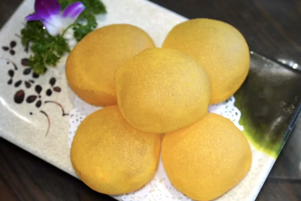 玉米薄饼 (30 CNY+/5 pcs)ปิดท้ายด้วยข้าวโพดที่เตรียมมาในลักษณะของแผ่นทรงกลม อยู่ด้านนอกออกด้านในนุ่มละลายและมีกลิ่นหอมของข้าวโพดเด่นชัด ขอแนะนำให้รีบรับประทานเลยในช่วงร้อน ๆ (14/20)