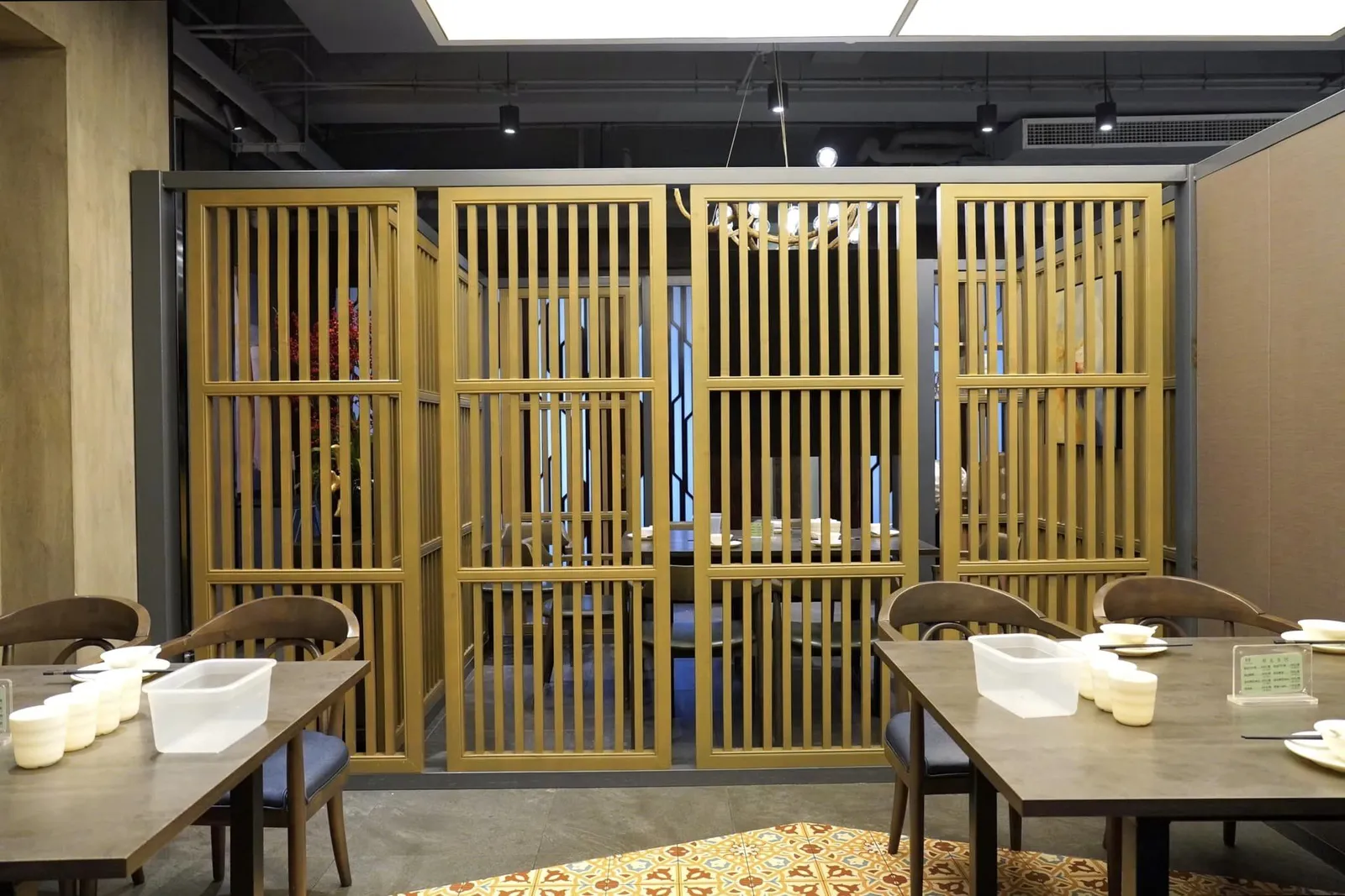 สไตล์การปรุงอาหารของร้านจะนำเสนอมาในรูปแบบเสฉวนดั้งเดิมโดยเน้นหนักไปที่เมนูเนื้อและปลาแม่น้ำ ทั้งยังมีราคาต่อจานเพียง 40-90 CNY เท่านั้น