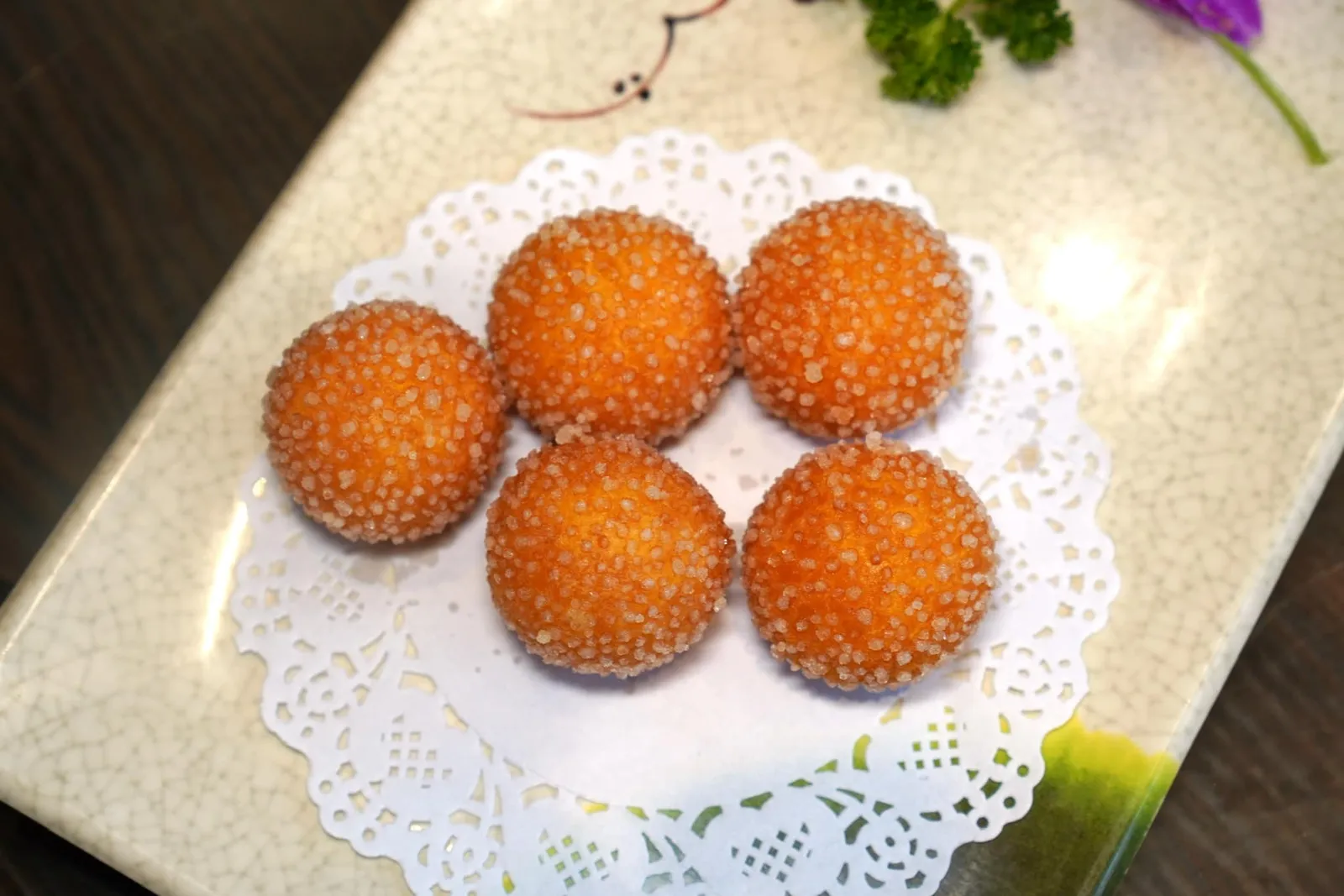 脆皮椰球 (28 CNY+/5 pcs)ขนมทรงกลมที่เตรียมมาจากมะพร้าวมีผิวด้านนอกกรอบในขณะที่ด้านในเป็นสาคูเยิ้มละลาย (14/20)