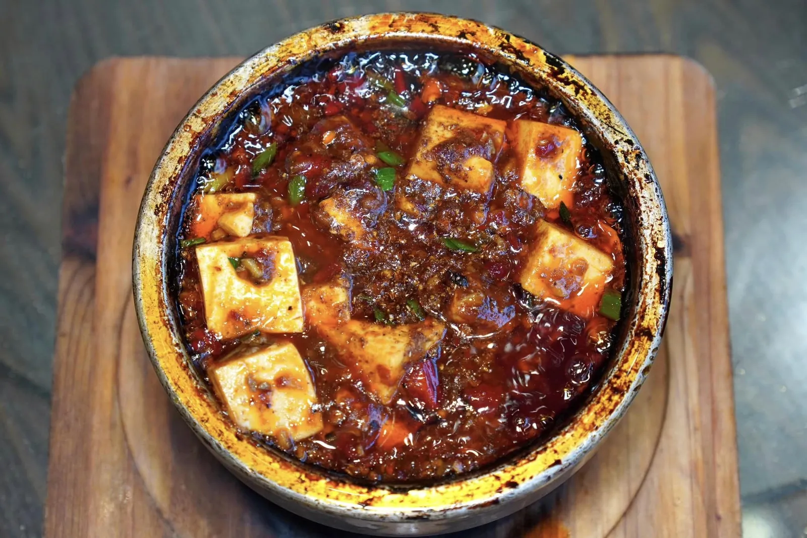 牛肉烘豆腐 (38 CNY+)Mapo Tofu ให้รสชาติเผ็ดจัดจ้าน มีความเค็มที่พอเหมาะ ชิ้นเต้าหู้นุ่ม ๆ ตัดกันกับความสู้ฟันของเนื้อวัวสับได้อย่างพอเหมาะ (14/20)