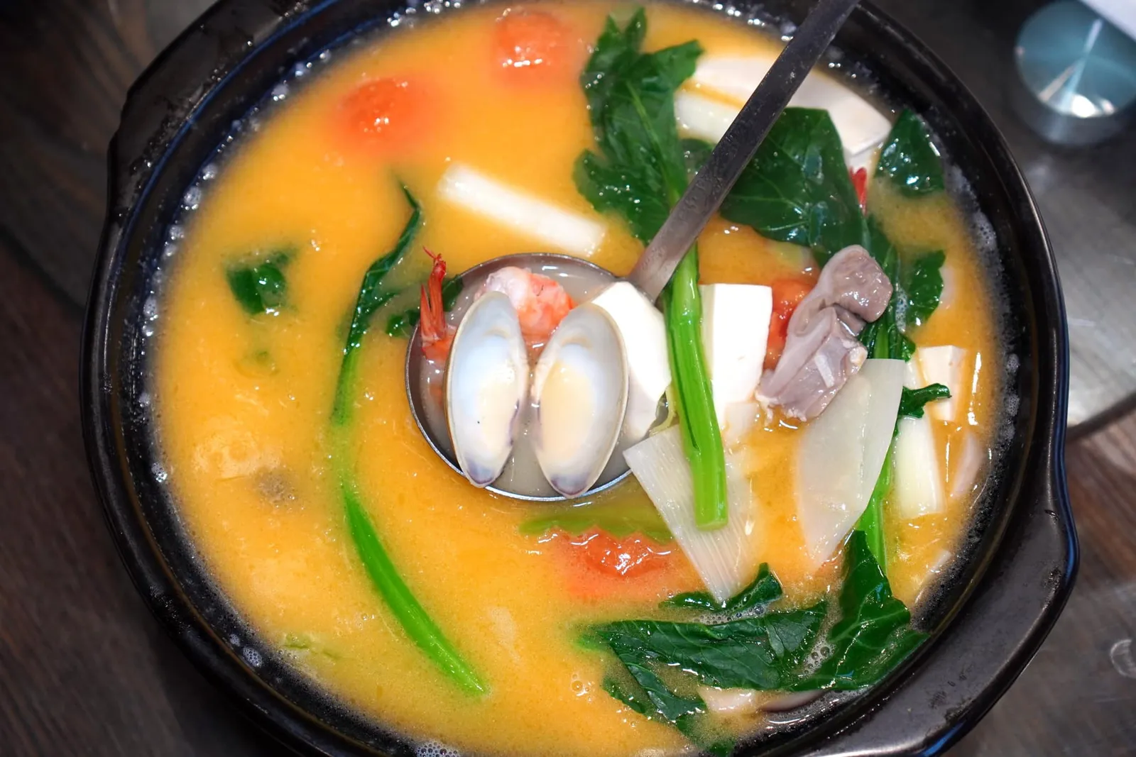 砂锅文蛤豆腐 (88 CNY+)จานนี้คือซุปที่มีครบทั้งหอยลาย กุ้ง เครื่องใน และเต้าหู้ ตัวน้ำซุปรสชาติกลมกล่อมมีความอุมามิของมะเขือเทศและความหวานที่ได้จากผักนานาชนิด (13/20)