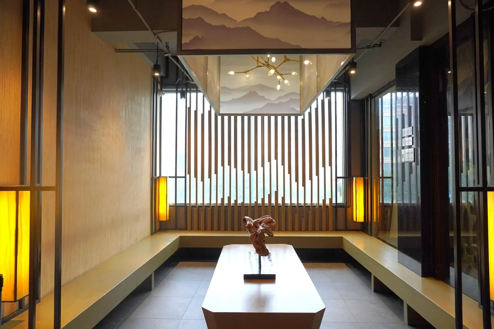 บริเวณหน้าร้านเป็นที่พักสำหรับรอคิว