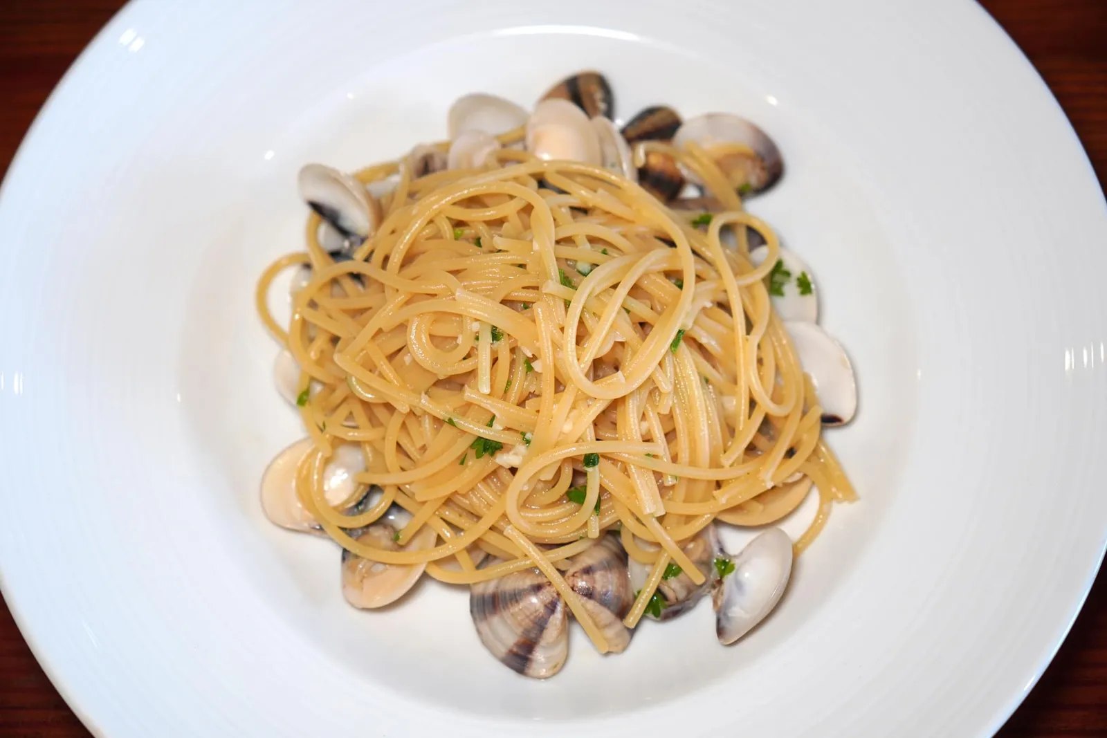 Spaghetti Vongole (320++)Clams, white wine and parsleyสปาเก็ตตี้ผัดกับหอยลายและไวน์ขาวให้รสชาติที่เบาและไม่หนักท้อง (12/20)