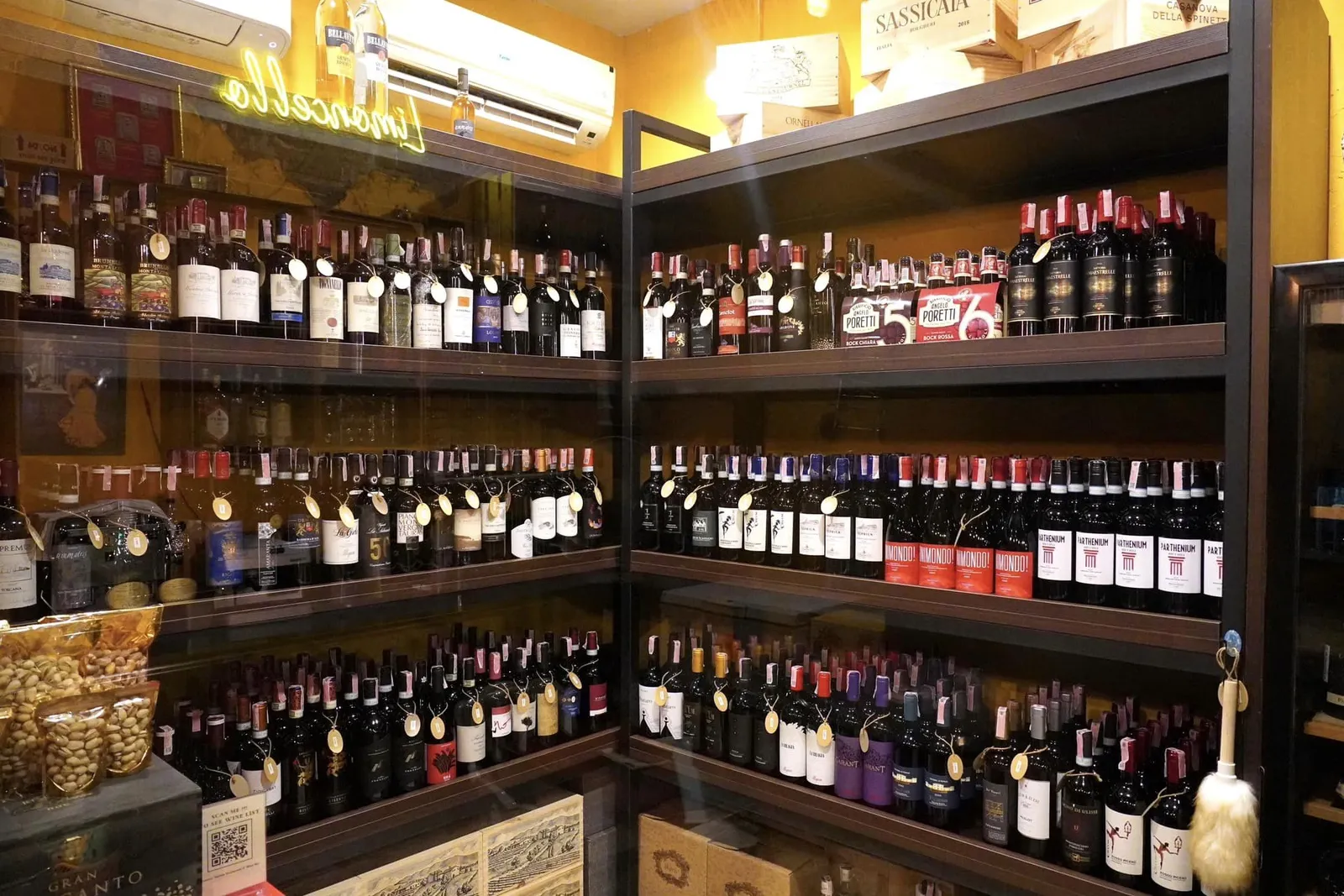 สุดทางเดินคือห้องเก็บไวน์ขนาดย่อมที่เจ้าของร้านซึ่งเป็นชาวเมือง Padua ได้รวบรวมเอาไว้จำหน่ายในราคาสมเหตุสมผล