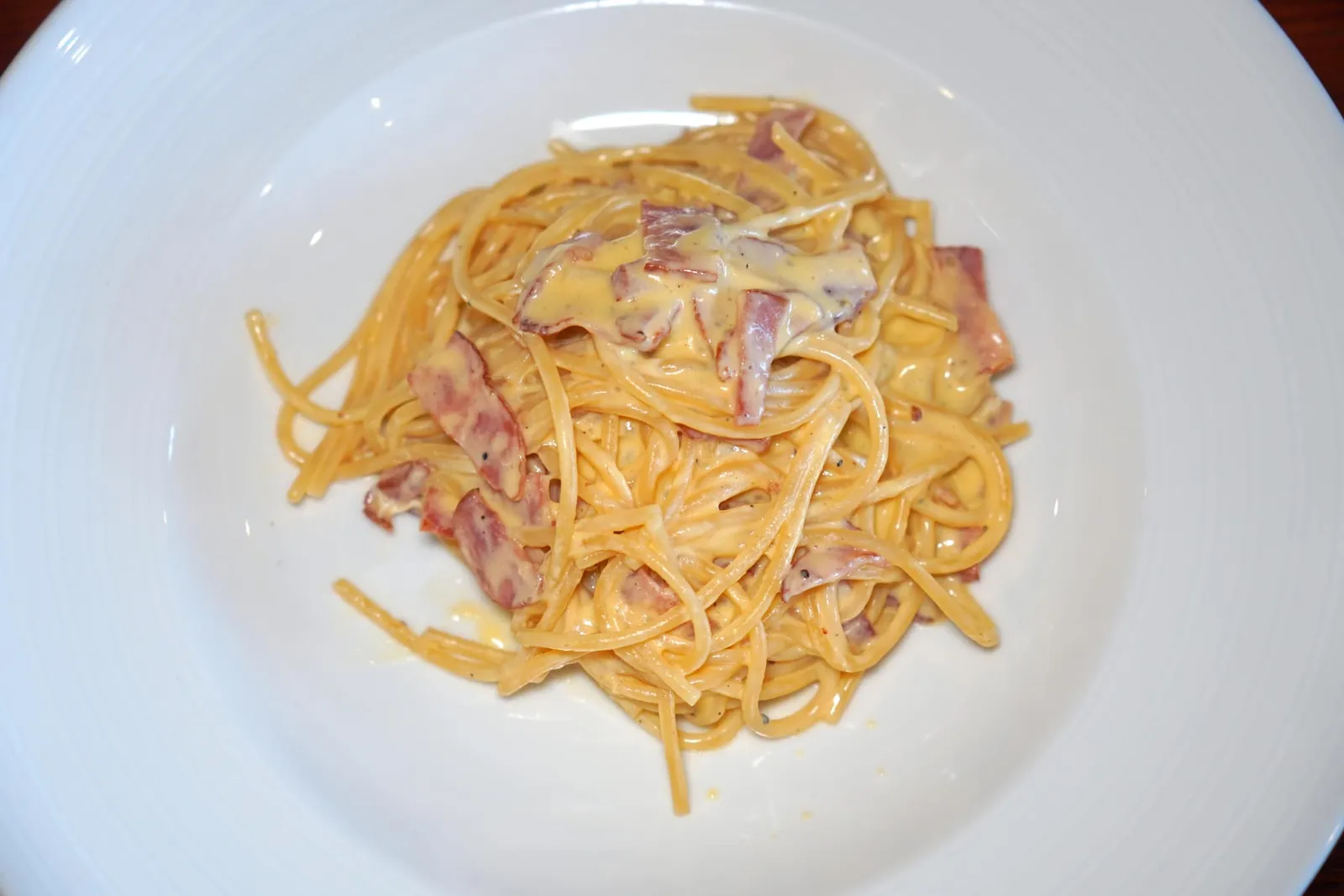Spaghetti Carbonarra (320++)Pancetta, egg, parmesan and black pepperพาสต้าเส้นสปาเกตตี้เสิร์ฟมาแบบต้นตำรับโดยคลุกเคล้ากับไข่และชีสพาเมซาน เชฟเลือกใช้แพนเช็ตต้าหรือส่วนสามชั้นของหมูที่มีความหอมมันผสานเข้ากันกับความจัดจ้านของพริกไทยดำ (12/20)