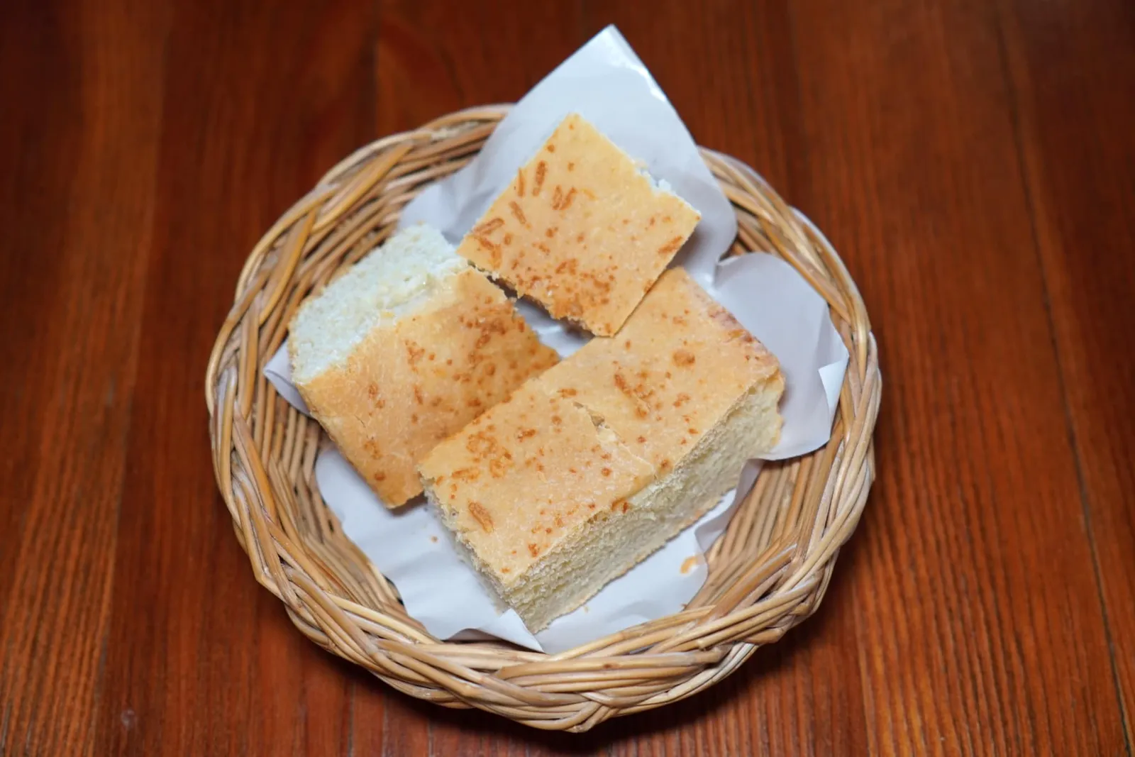 Breadขนมปังเสิร์ฟมาในตะกร้าไม้