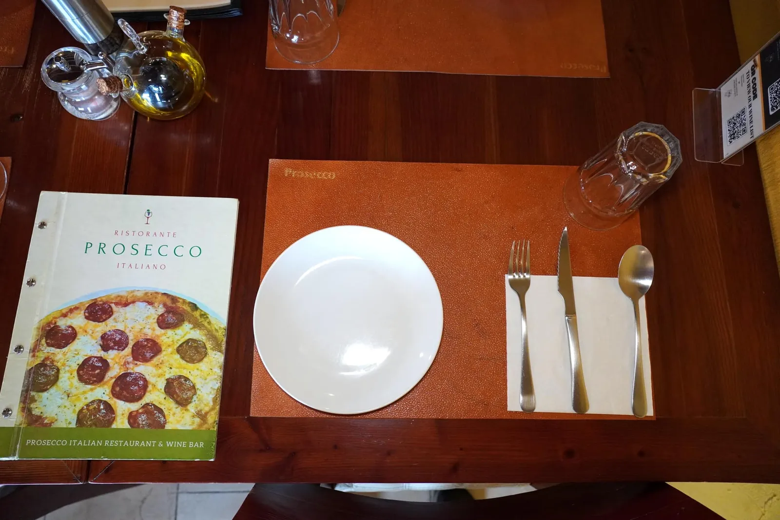 อาหารที่นี่มีให้เลือกตั้งแต่เมนูคลาสสิคที่เราคุ้นเคยกันดีอย่าง Classic Pasta และ Pizza ไปจนถึงเมนูเฉพาะจากแถบบ้านเกิดของเชฟอย่าง Bigoli con Anatra หรือพาสต้าเส้นอวบกับเนื้อเป็ดสับ