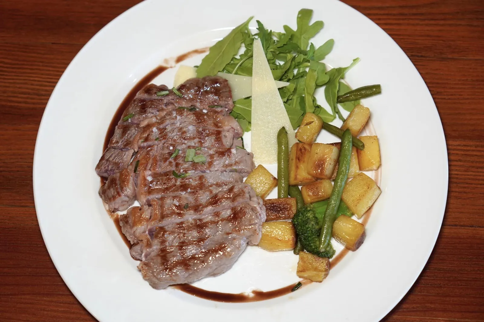 Beef Rib Eye (1,050++)Beef rib eye (250 g) with baked potato and rosemaryเนื้อวัวออสเตรเลียย่างแล้วเสิร์ฟมาที่ความสุกมีเดียม ข้าง ๆ กันคือมันฝรั่งอบและผักร็อคเก็ต (11/20)