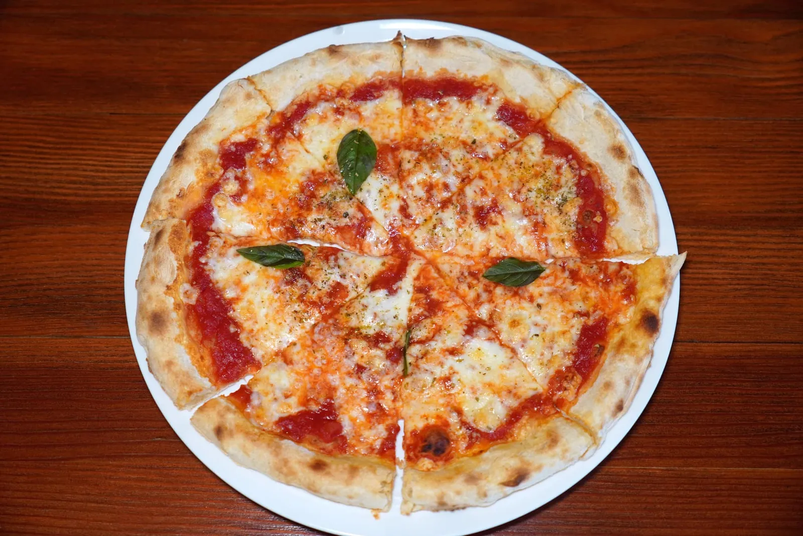 Pizza Margherita (220++)Tomatoes, mozzarella and basilพิซซ่ามาเกริต้าที่นี่อบมาสด ๆ ใหม่ ๆ ตามออร์เดอร์จนชีสยืดและซอสมะเขือเทศมีรสชาติที่เข้มข้นโดยทางร้านใช้เตาอบฟืนแบบต้นตำรับ (13/20)