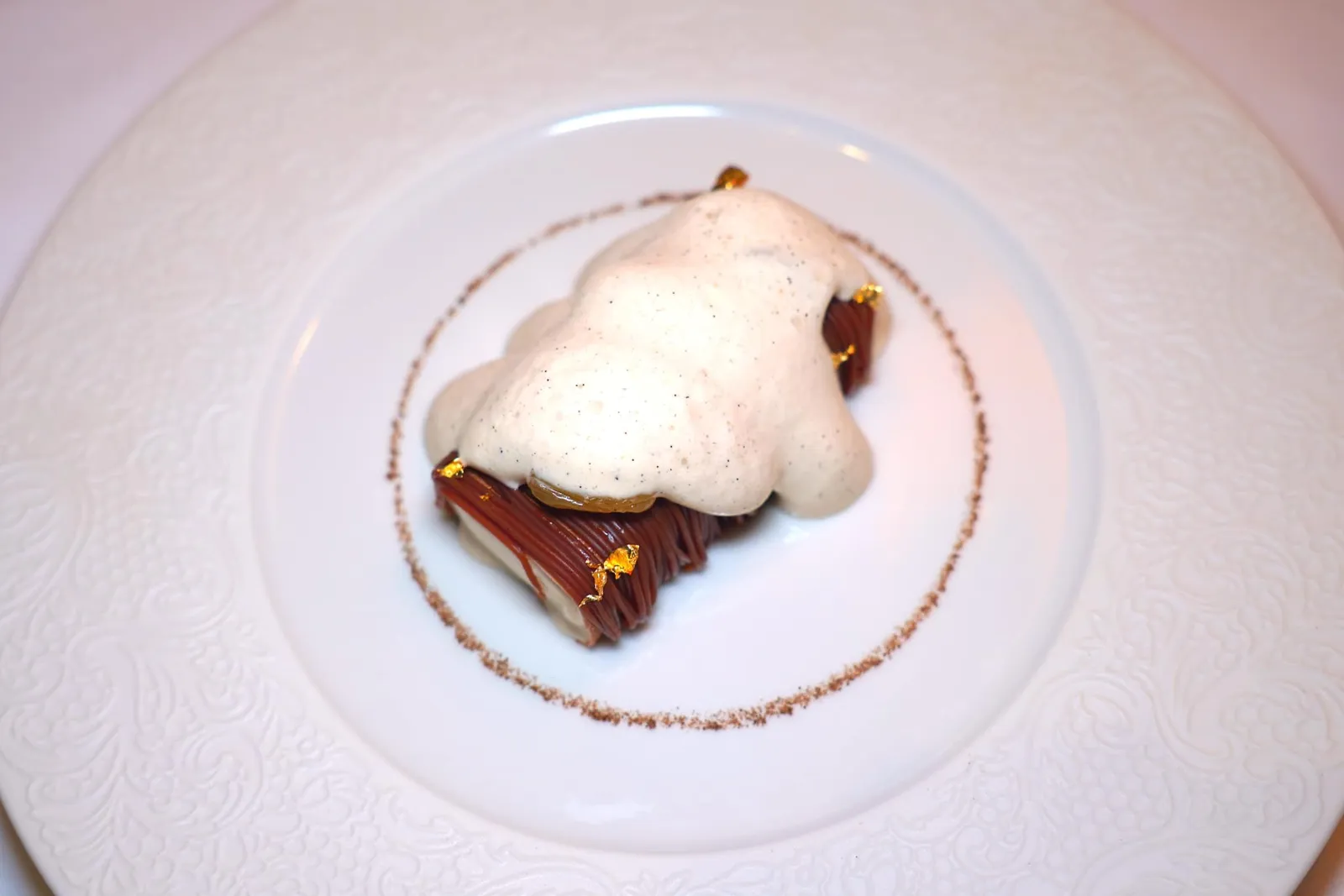 Vanilla…Vanilla crème brûlée, Jumbo grapes soaked with rum JM,Caramelized crips,Grilled Mexico's vanilla ice cream and foam.จานนี้คือวานิลลาที่มีผิวชั้นนอกเป็น Caramelized Crisp กรอบ ๆ ยังมีองค์ประกอบของวานิลลาเครมบรูเล่, ไอศกรีมวานิลลา และโฟมที่เตรียมมาจากวานิลลาย่างจากประเทศ Mexico ด้านบนท็อปด้วยองุ่นยักษ์ที่ผ่านการแช่ในเหล้า Rhum J.M ให้เนื้อสัมผัสเคี้ยวทั้งยังช่วยหนึบเชื่อม เนื้อสัมผัสความกรอบของแผ่น Crisp และความนุ่มละมุนของไอศครีมและโฟมเข้าด้วยกัน (18/20)