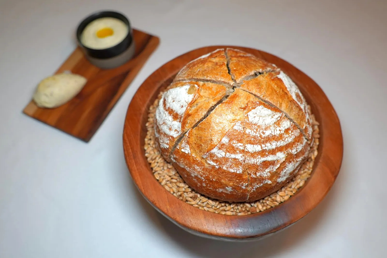 Breadขนมปังที่เตรียมเองในโรงแรมโดยทีม Pastry โดยใช้แป้งออร์แกนิคเสิร์ฟมากัยเนยโฮมเมดมัสตาร์ดและเนยน้ำมันมะกอกเอ็กซ์ตร้าเวอร์จิ้นและสามารถขอเติมได้เรื่อย ๆ