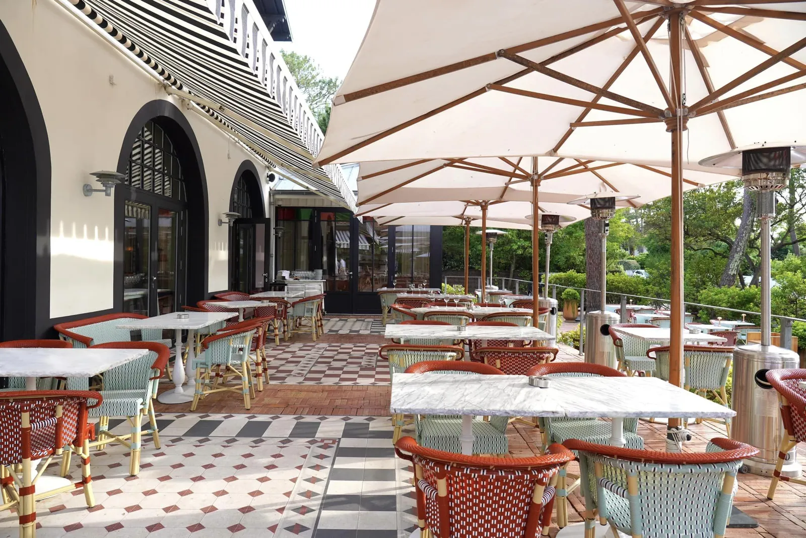 จนถึงปัจจุบัน Hôtel Ha(a)ïtza มีโอกาสเปิดประตูต้อนรับลูกค้าคนสำคัญมากมายไม่ว่าจะเป็น ตระกูล Rothschild, ครอบครัว Michelin, นักแสดงหญิง Annabella, แฟชั่นดีไซน์เนอร์ Jeanne Lanvin รวมไปถึงนักร้อง-นักแสดงอย่าง Charles Trenet และ Yves Montand