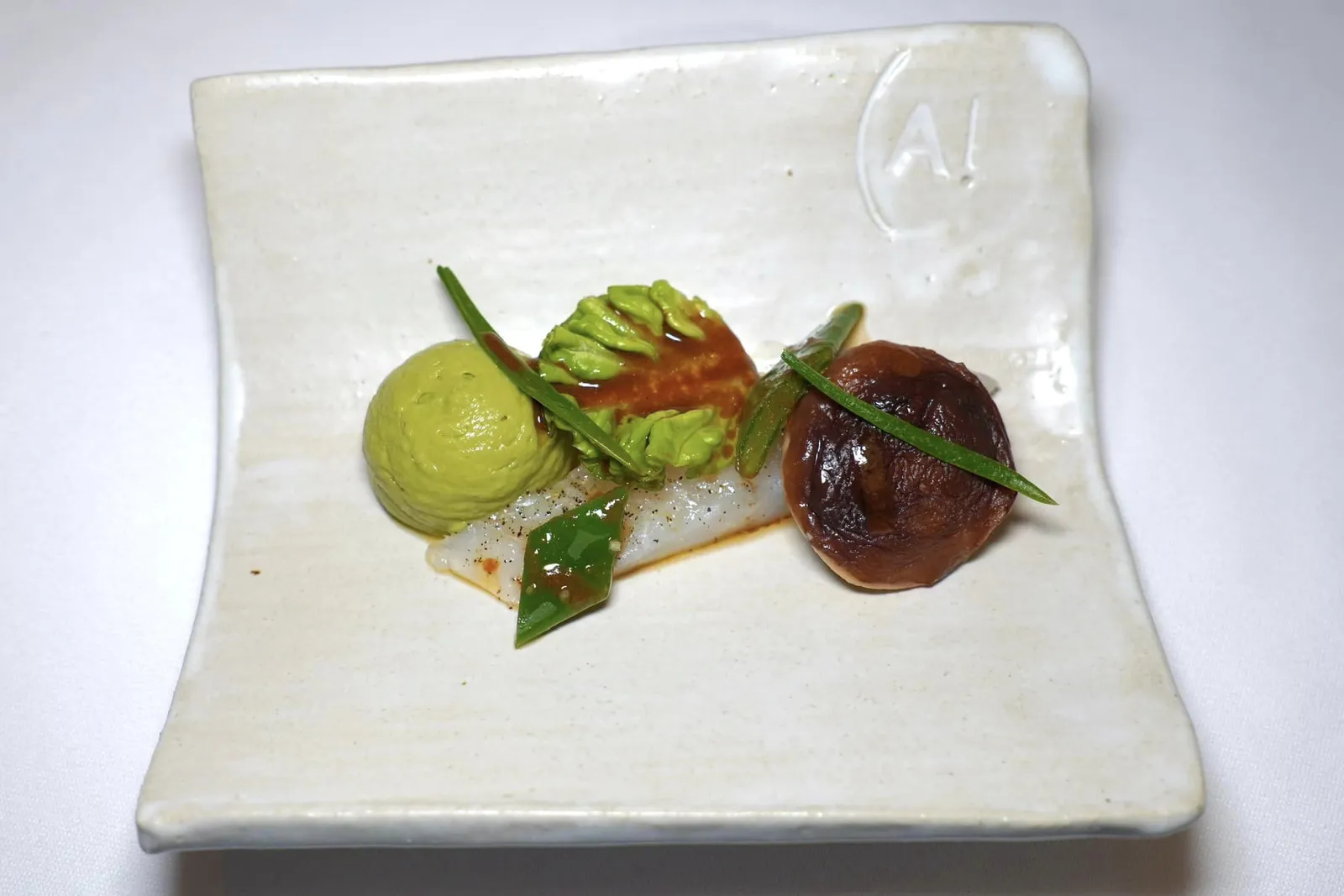 Apéritifจากนั้นพนักงานจะนำเสิร์ฟของว่างที่เตรียมมาจากเนื้อปลา Whiting Fish ในจานยังมีองค์ประกอบของมายองเนสและครีมอโวคาโด เห็ดหอมให้เนื้อสัมผัสเคี้ยวหนึบ ถั่วให้ความกรอบ และสลัดจิ๋วให้ความสดชื่น (15/20)