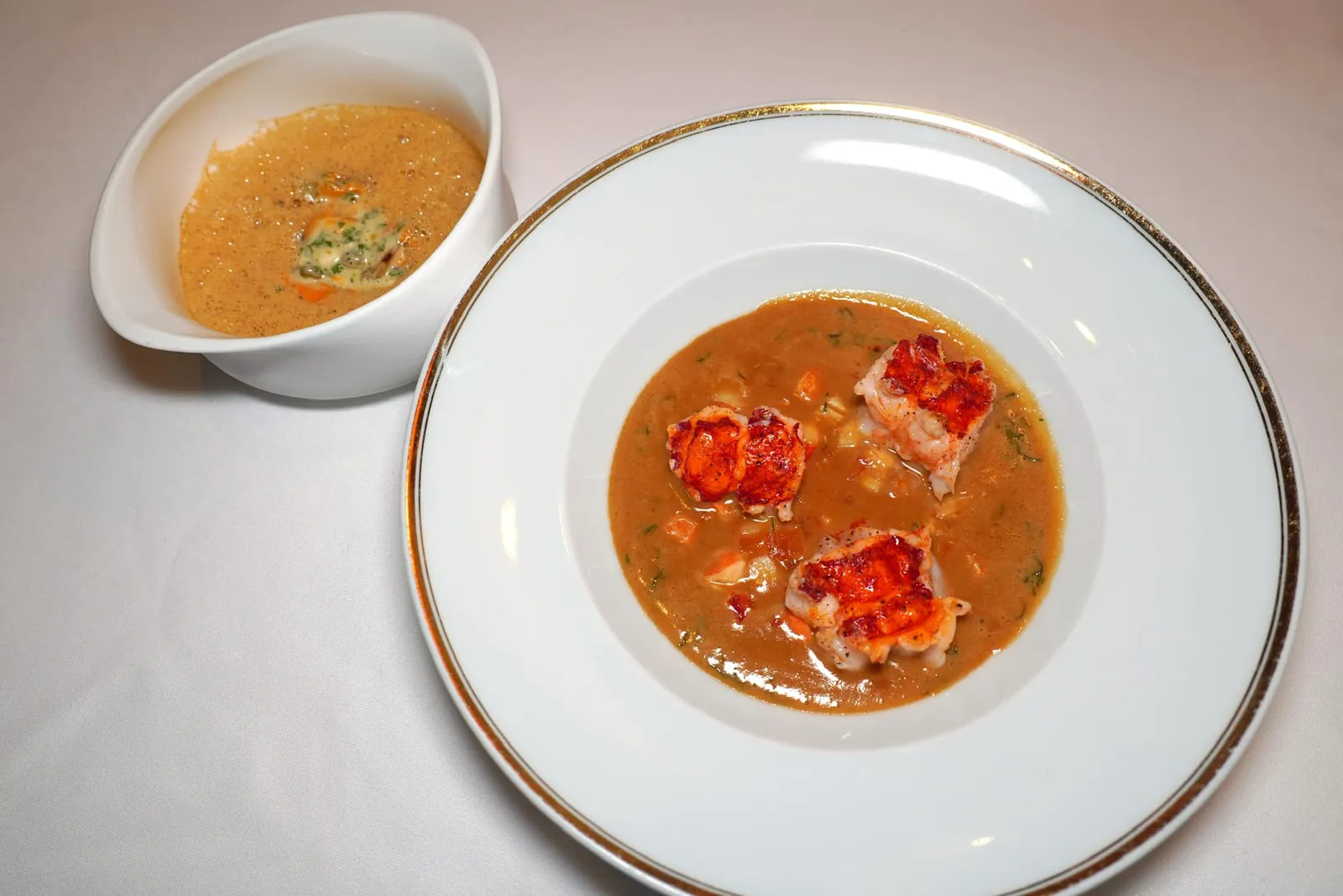 French blue lobster grilled with barrel wood from Bordeaux,Ha(a)ïtza sauce, lentils and rouille,Green crabs' soup, mussels and gribiche sauce.Blue Lobster เป็นหนึ่งในวัตถุดิบระดับโลกของประเทศฝรั่งเศสที่ผ่านการย่างโดยใช้ฟืนจากถังบ่มไวน์ในเมือง Bordeaux ล็อบสเตอร์ทุกชิ้นสุกกำลังดีให้เนื้อสัมผัสที่ดีงามไร้ที่ติจนใช้คำว่าเกือบจะละลายได้ในปากก็ยังได้ จากนั้นจึงเสิร์ฟมากับ Ha(a)ïtza Sauce ตามชื่อโรงแรมซึ่งเป็นซอสที่รังสรรค์โดยเชฟ Stéphane Carrade โดยผสมผสานกุ้งล็อบสเตอร์ มะเขือเทศ และเนยที่มีส่วนผสมของไวน์ Sauternes เข้าด้วยกันจนได้รสชาติที่ครีมมี่ ละมุน เปรี้ยว หวาน กลมกล่อมมาก ๆ (18/20)